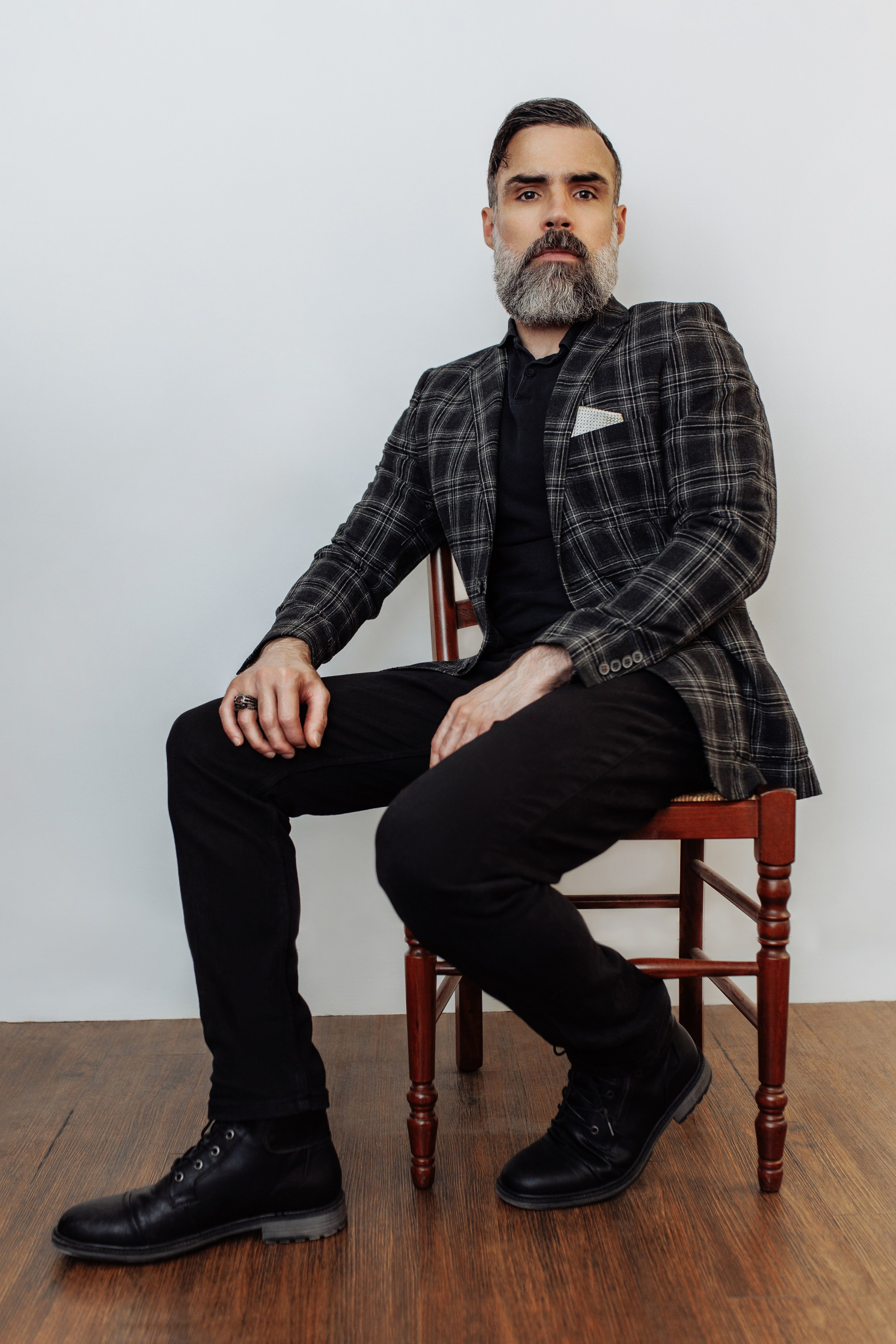 Портрет сидящего мужчины в полный рост