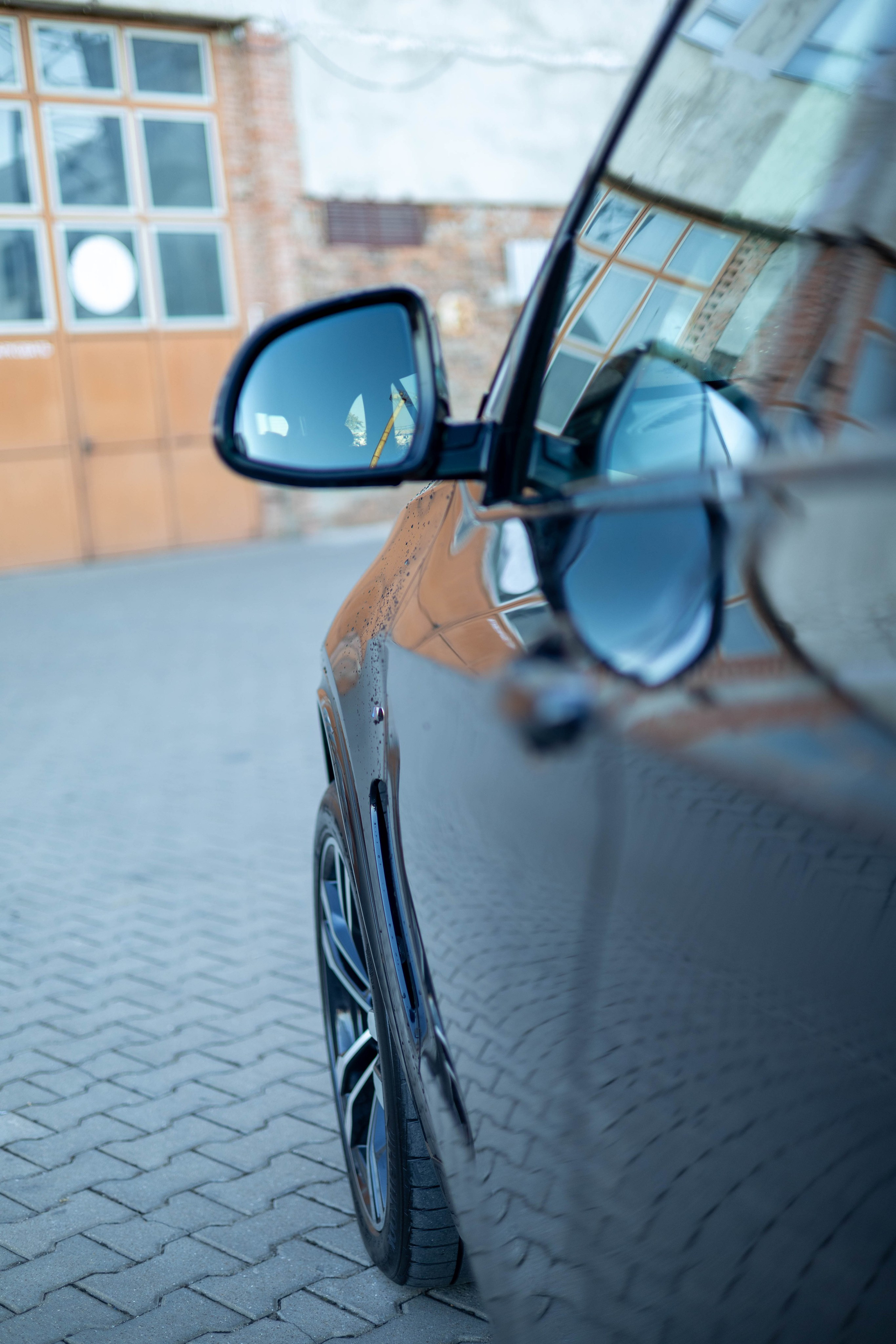 Фотограф делает профессиональную съемку автомобиля для продажи