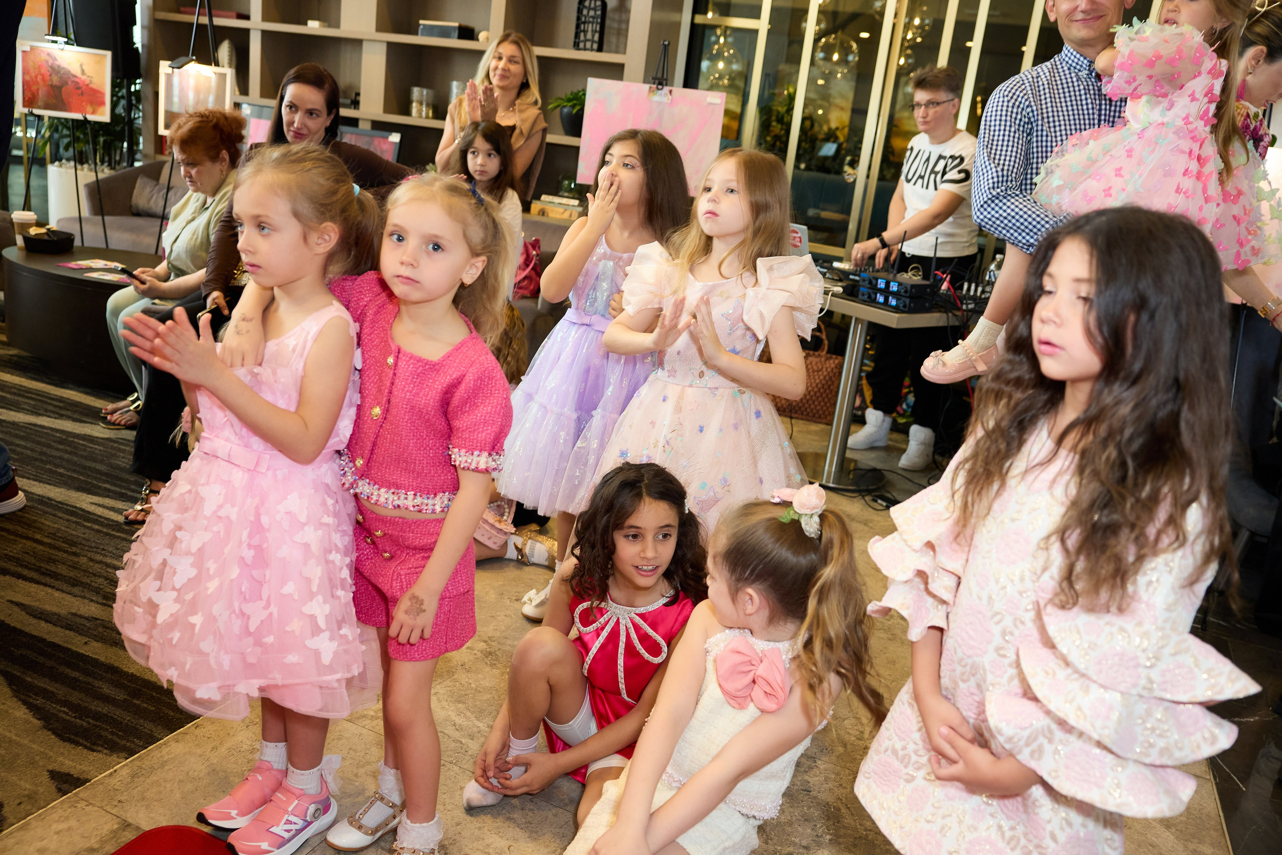 Авторская благотворительная художественная выставка Дианы Бортник. Фотограф Юлия Маковеева