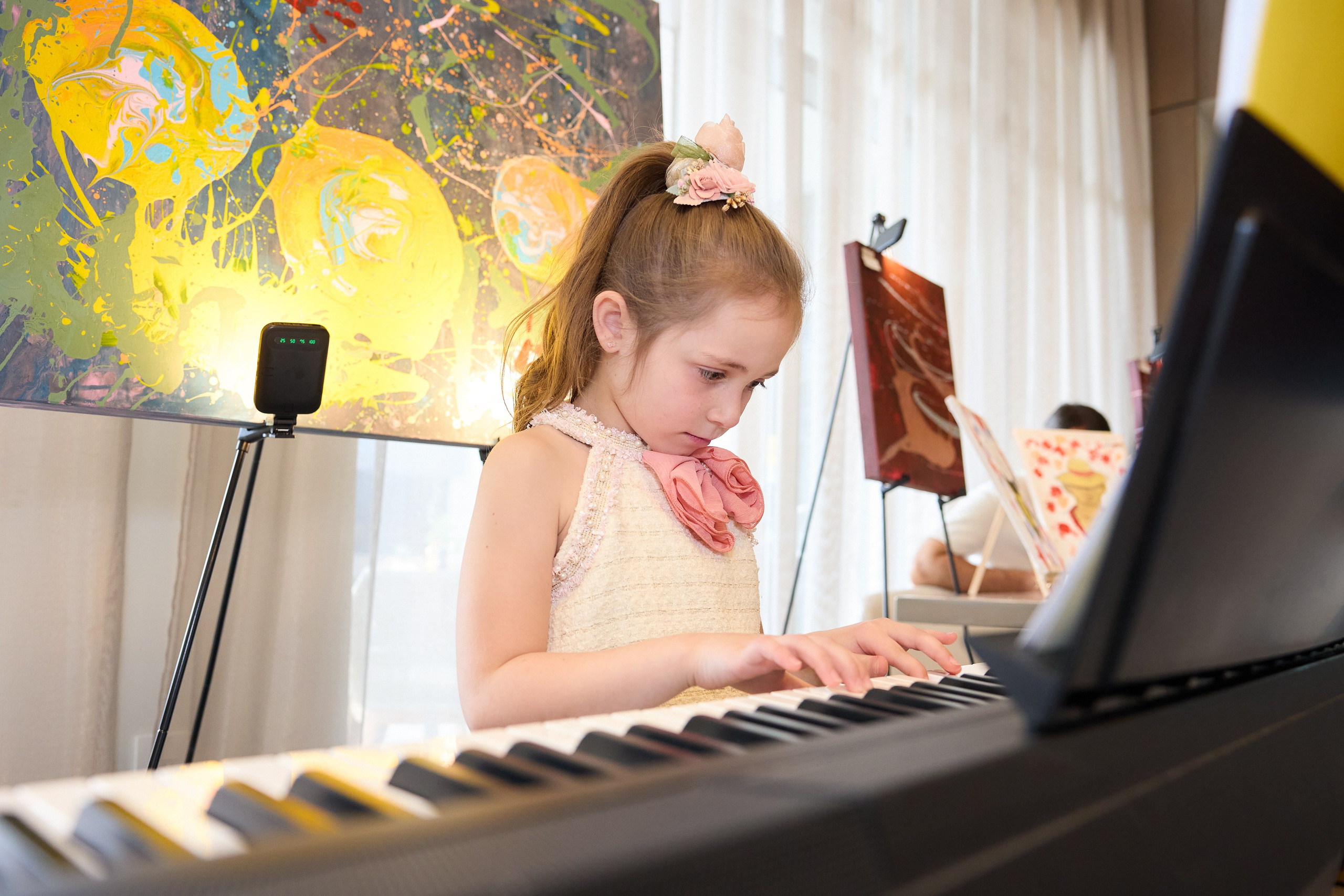 Авторская благотворительная художественная выставка Дианы Бортник. Фотограф Юлия Маковеева