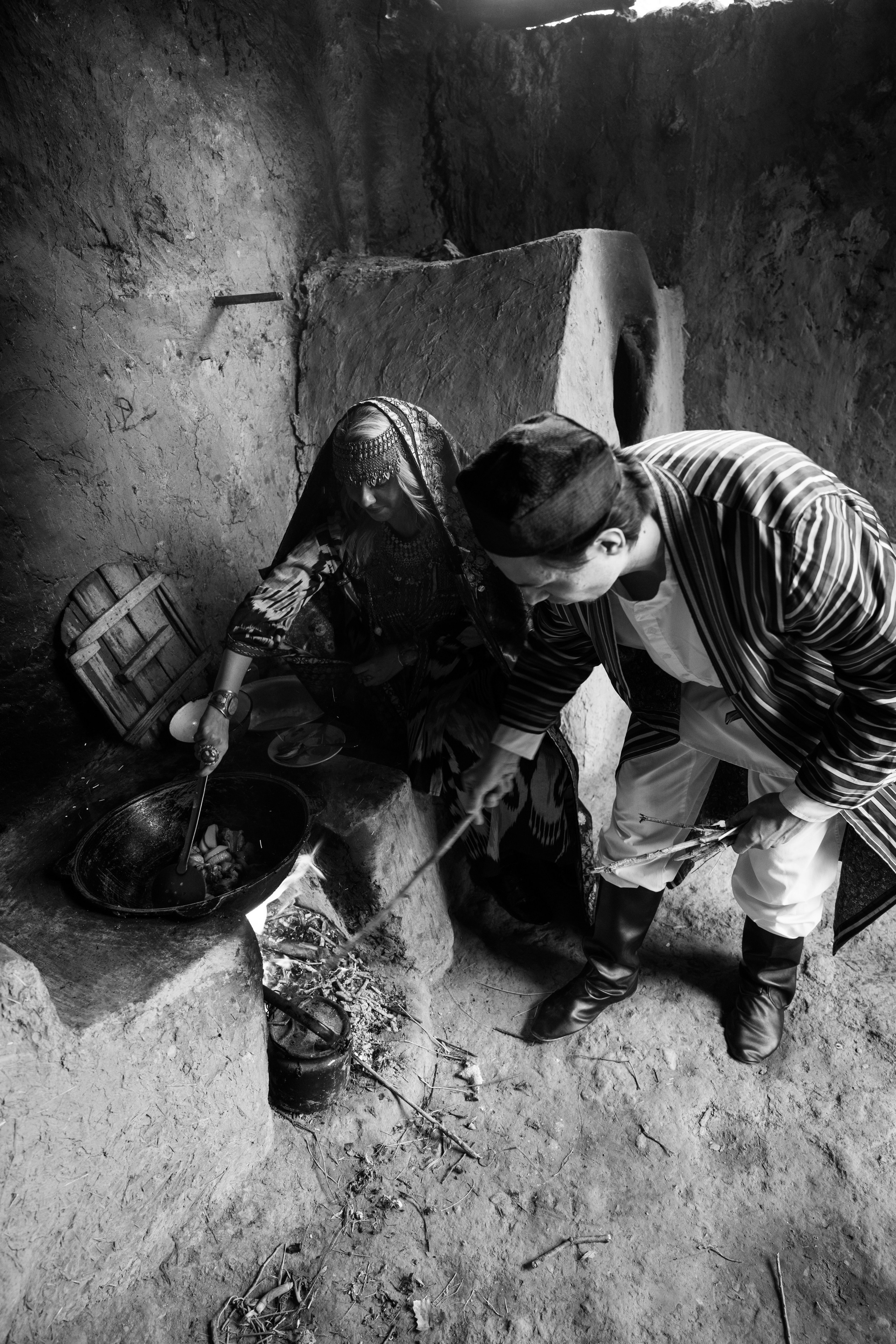 Романтика на холмах Самарканда, пара в узбекских костюмах.