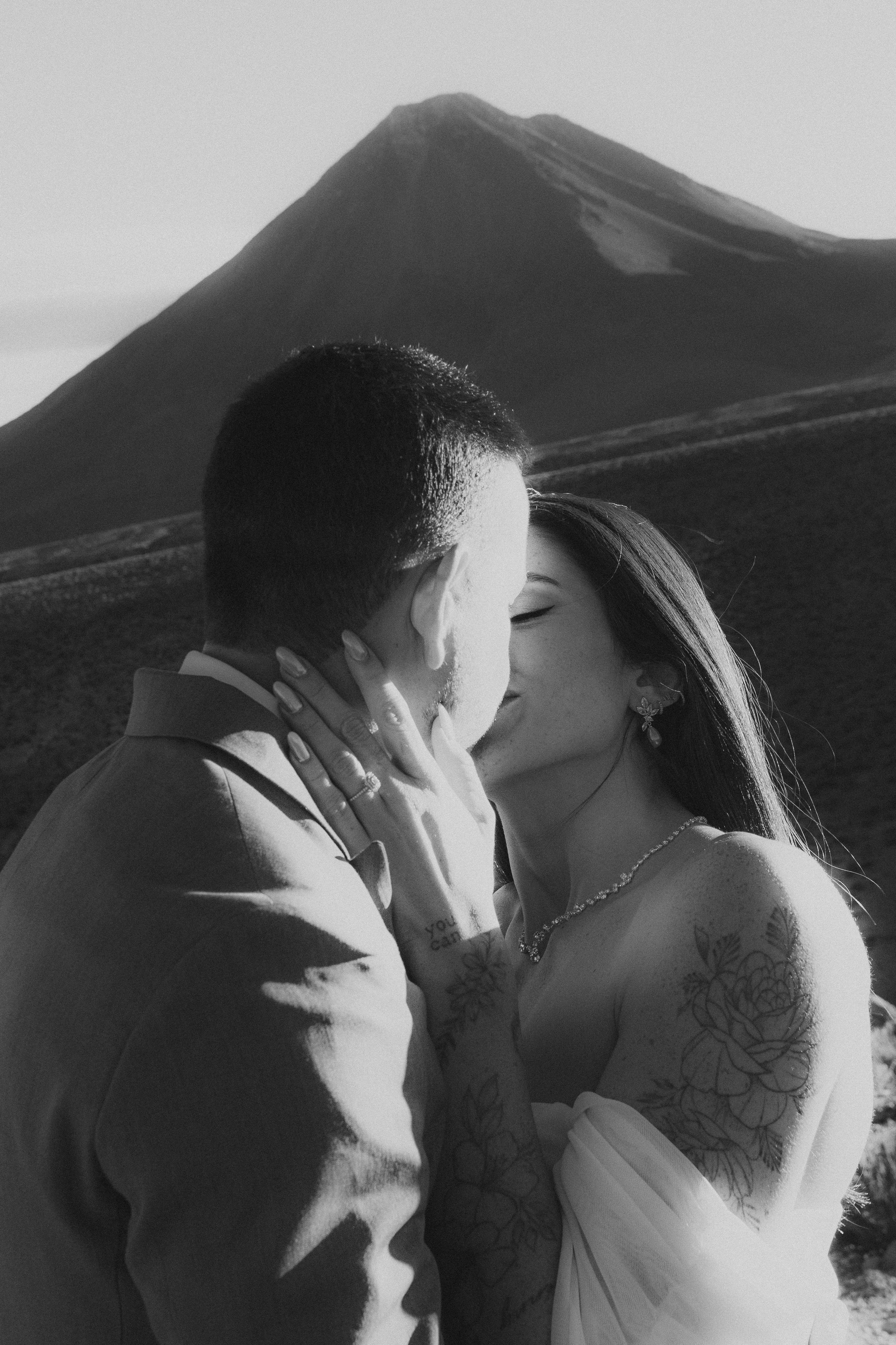Pre-wedding no mirante do vulcão Licancabur. Photographer in San Pedro de Atacama