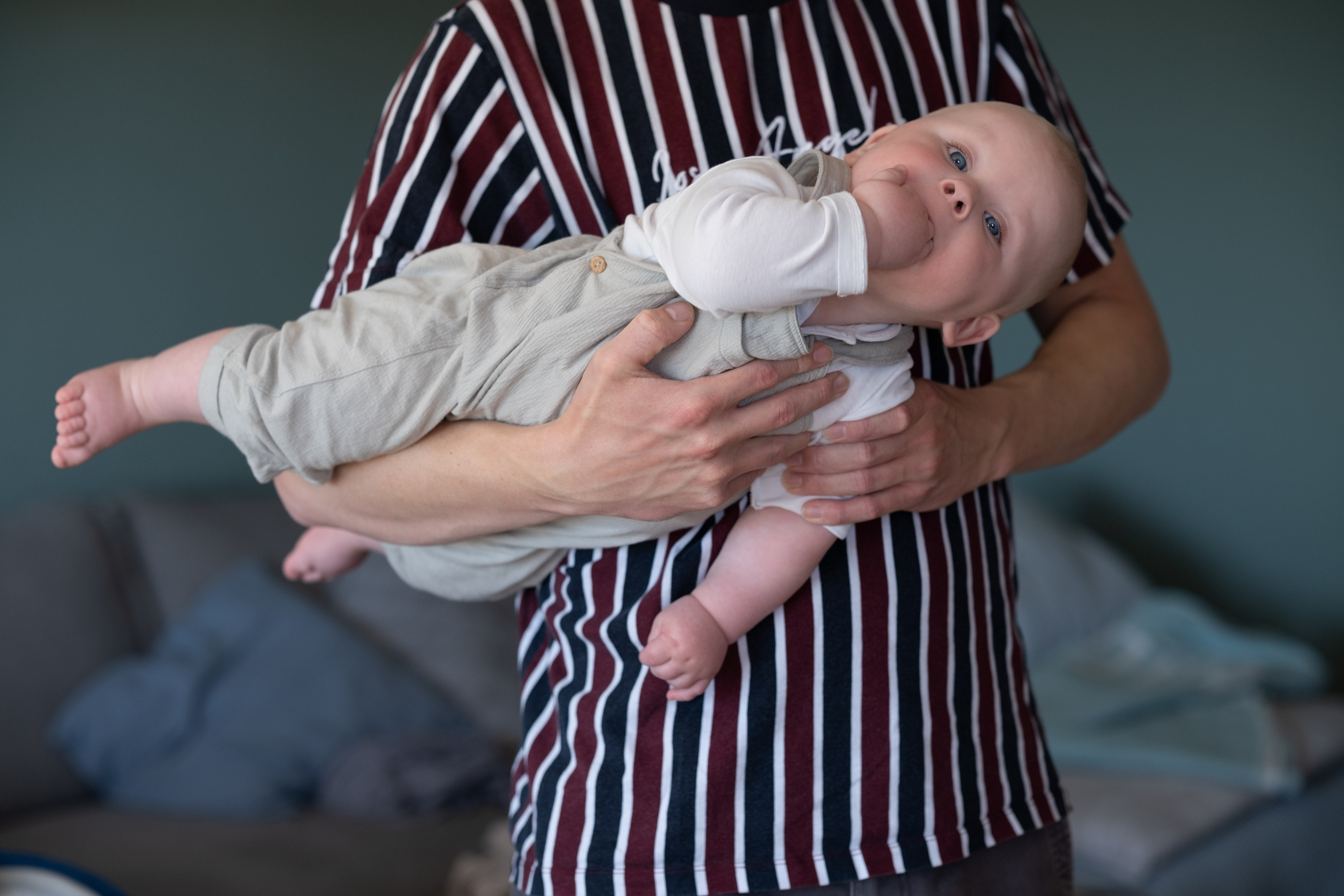 Sußer Junge. Newborn Baby Fotografie Flensburg Babyfotoshooting