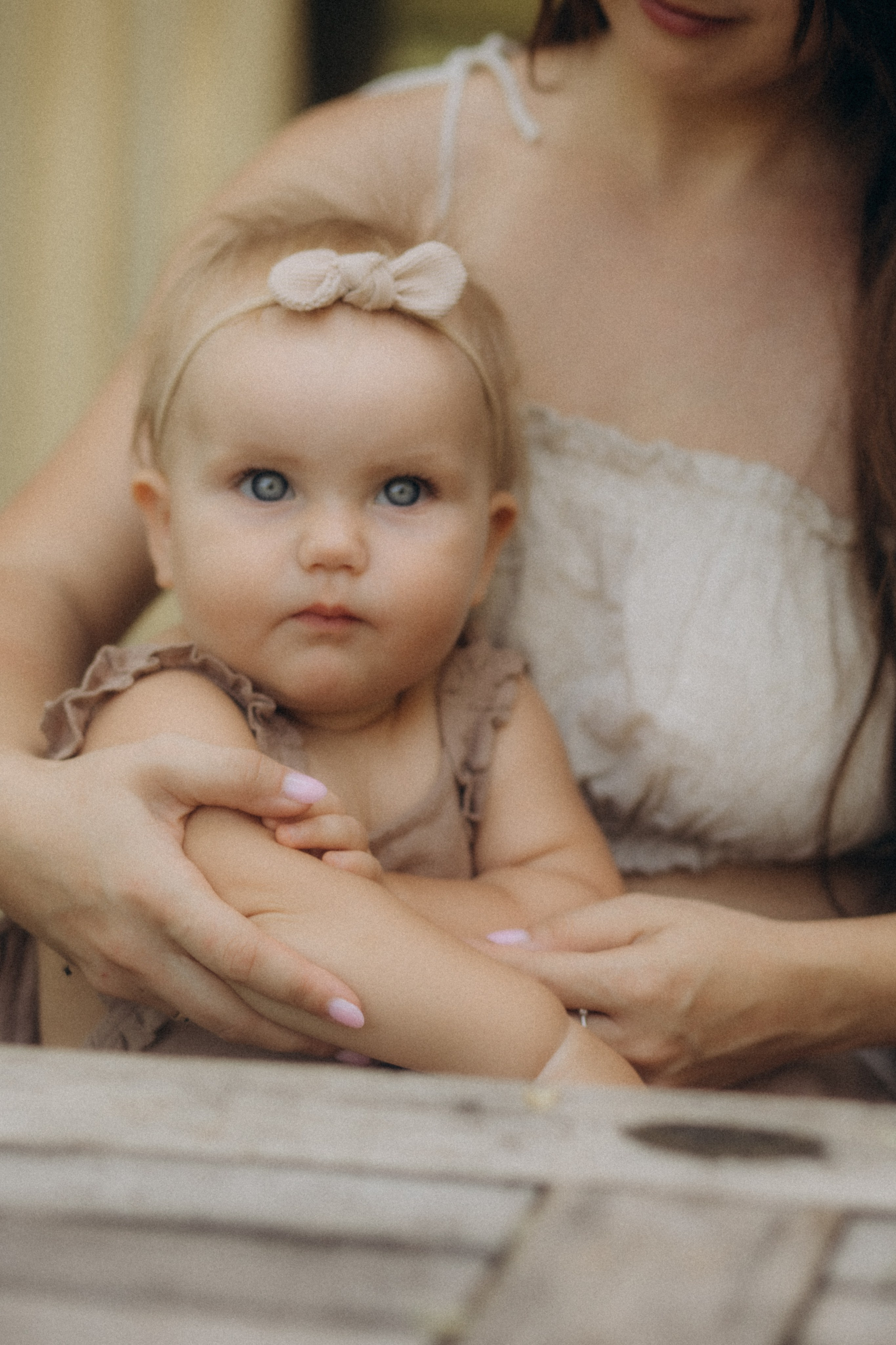 Maman et fille: la tendresse intemporelle. Je suis Olga, votre photographe de famille à Metz et dans toute la France