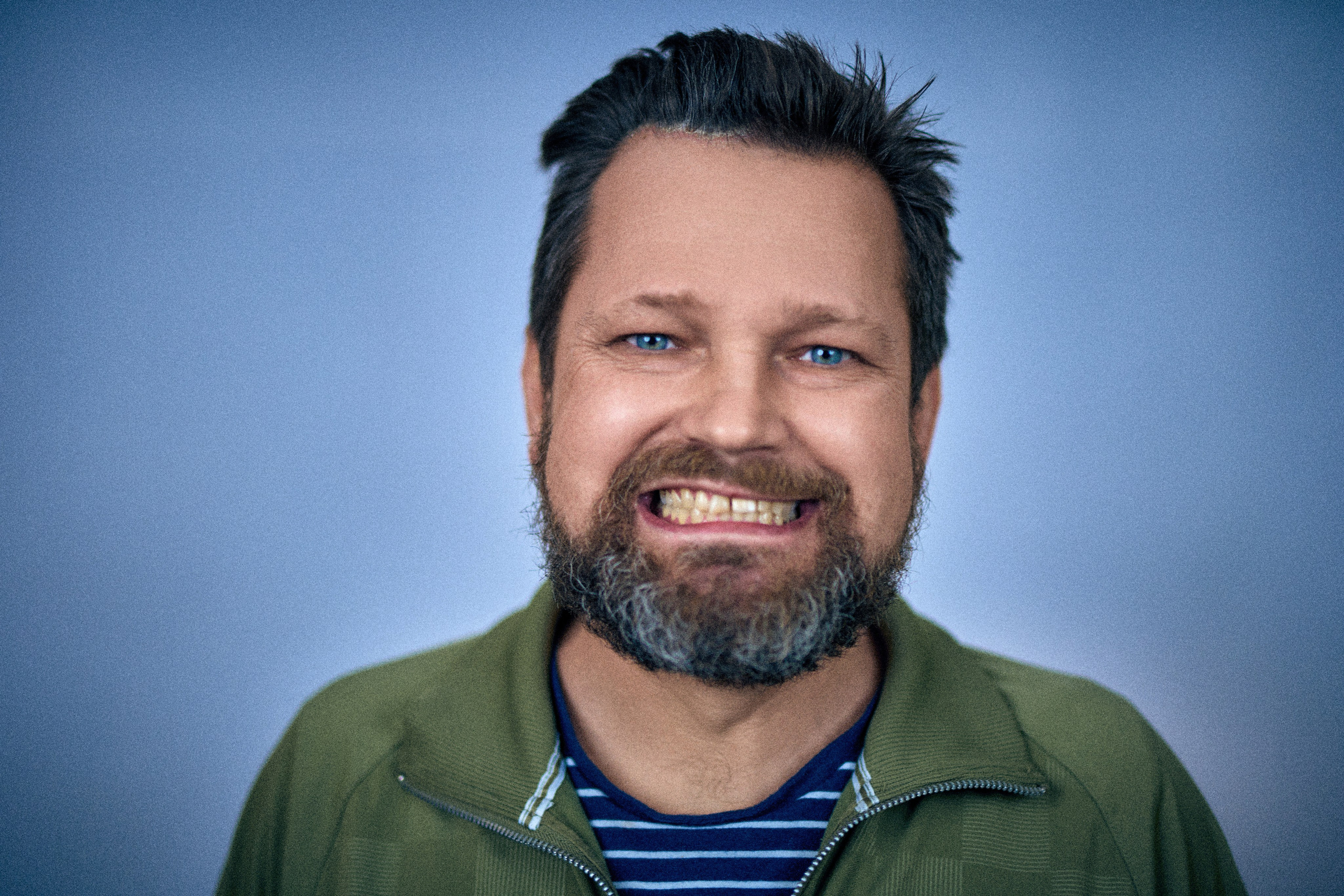 Portret męski charakterystyczny - Daniel niebieskooki smok - fotograf Andriej Szypiłow