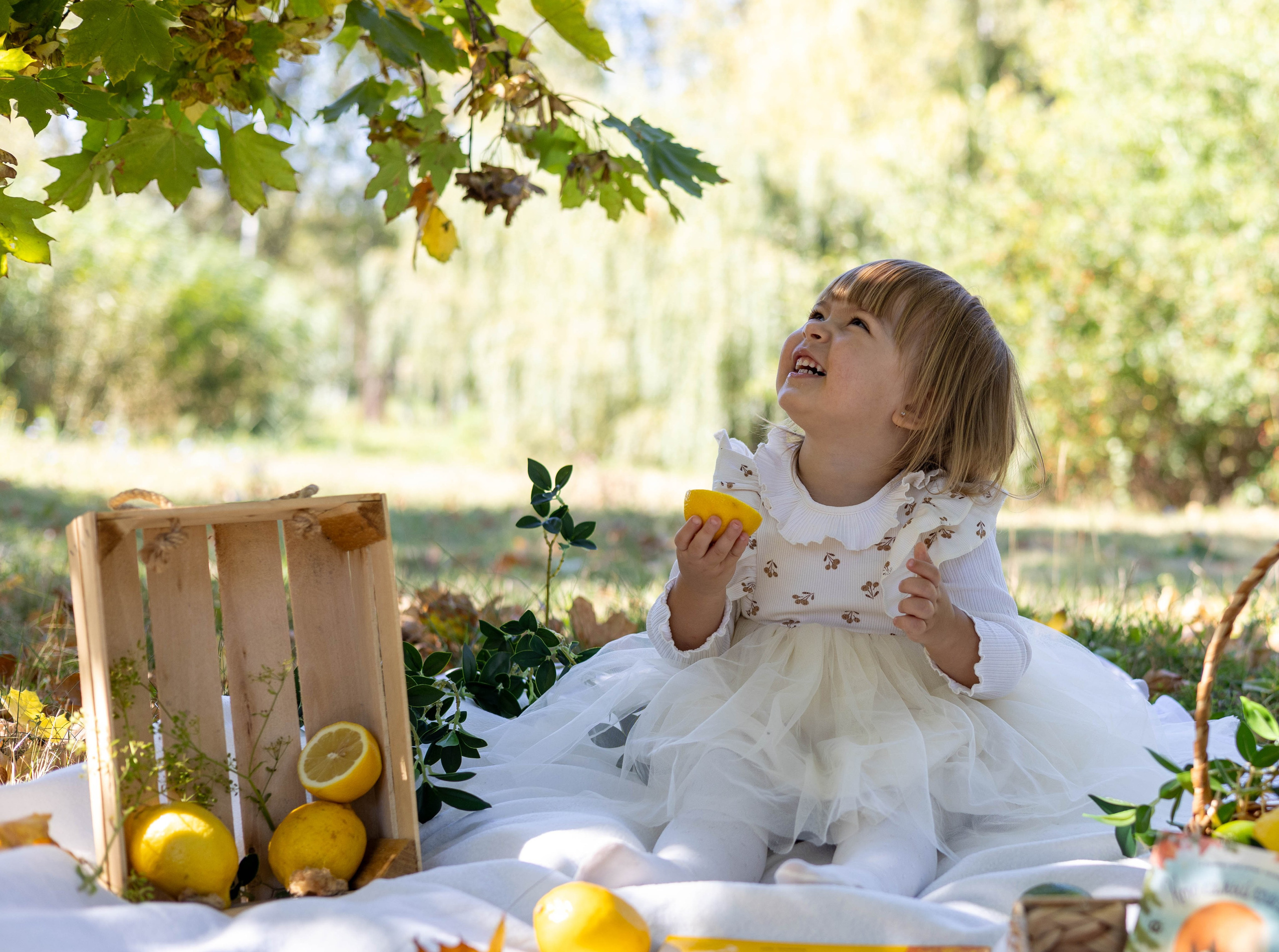 Сочная летняя фотосессия с лимоном в руках модели