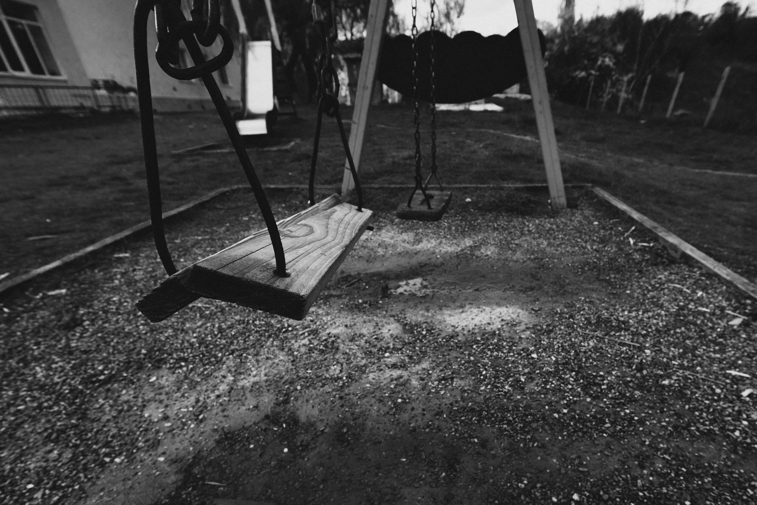 сломанная качели чёрно-белая Детский дом  социальная фотография улица день