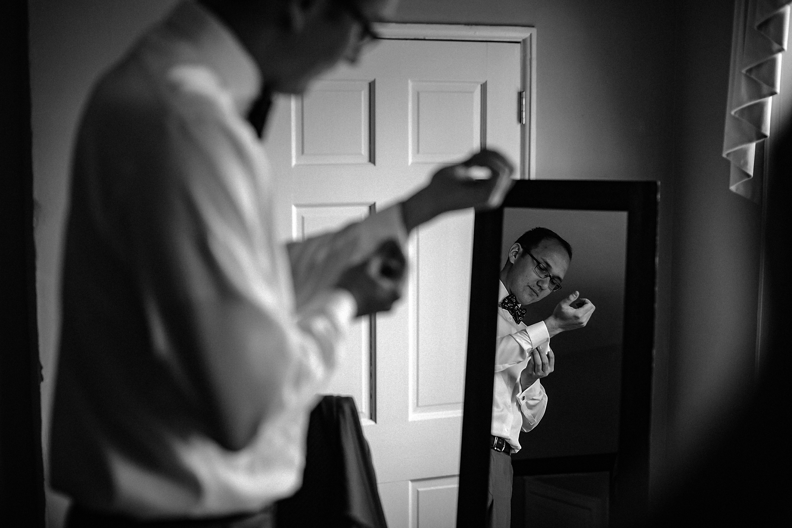 Фотограф в Ирландии Дублин свадьба утро фотки лучший топ свадебный красивая жених приготовление утро зеркало волнение