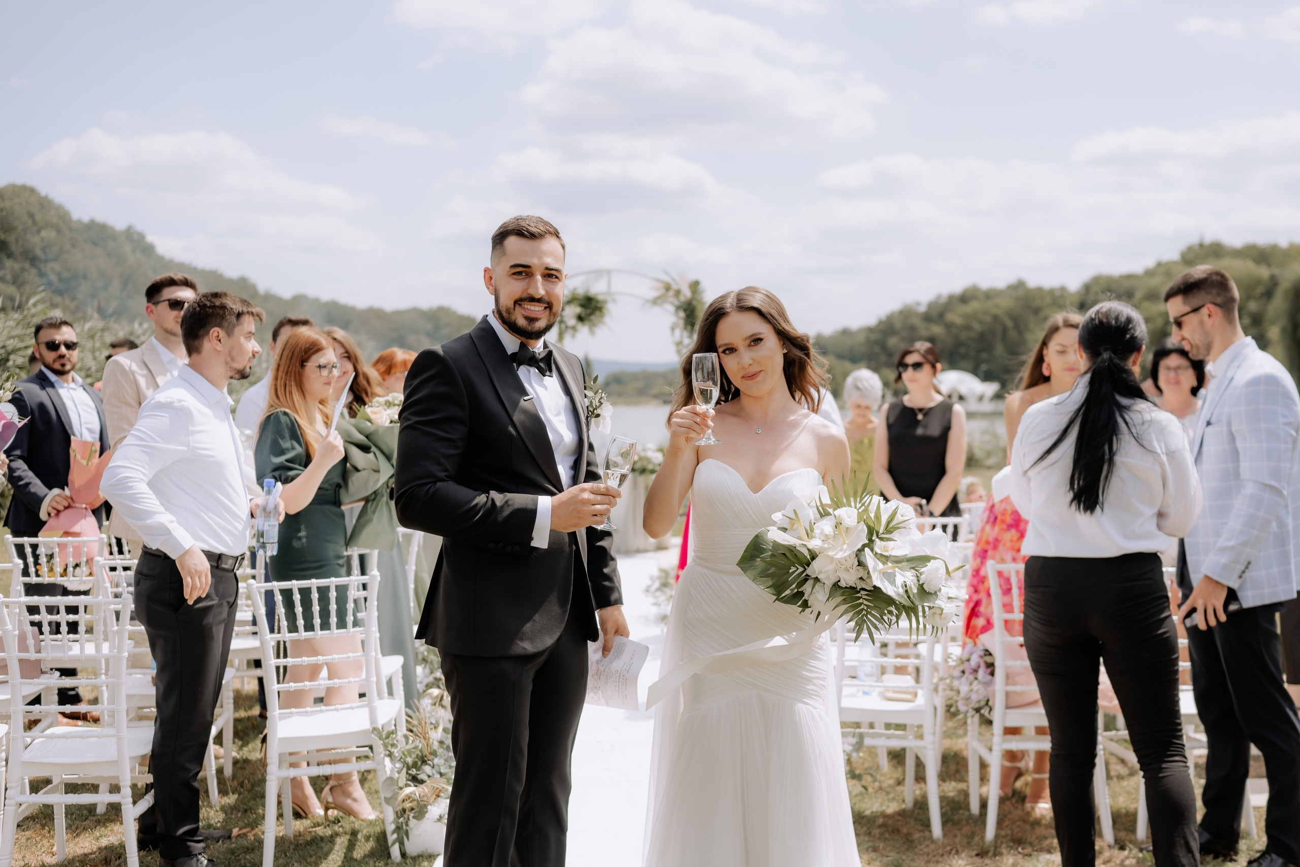 Cununie civila in aer liber , artificii de zi colorate , decor nunta , nunta la Hotel Traian. Proud Vision Weddings | Wedding Photography & Film — Servicii profesionale Foto Video Nunta Iasi