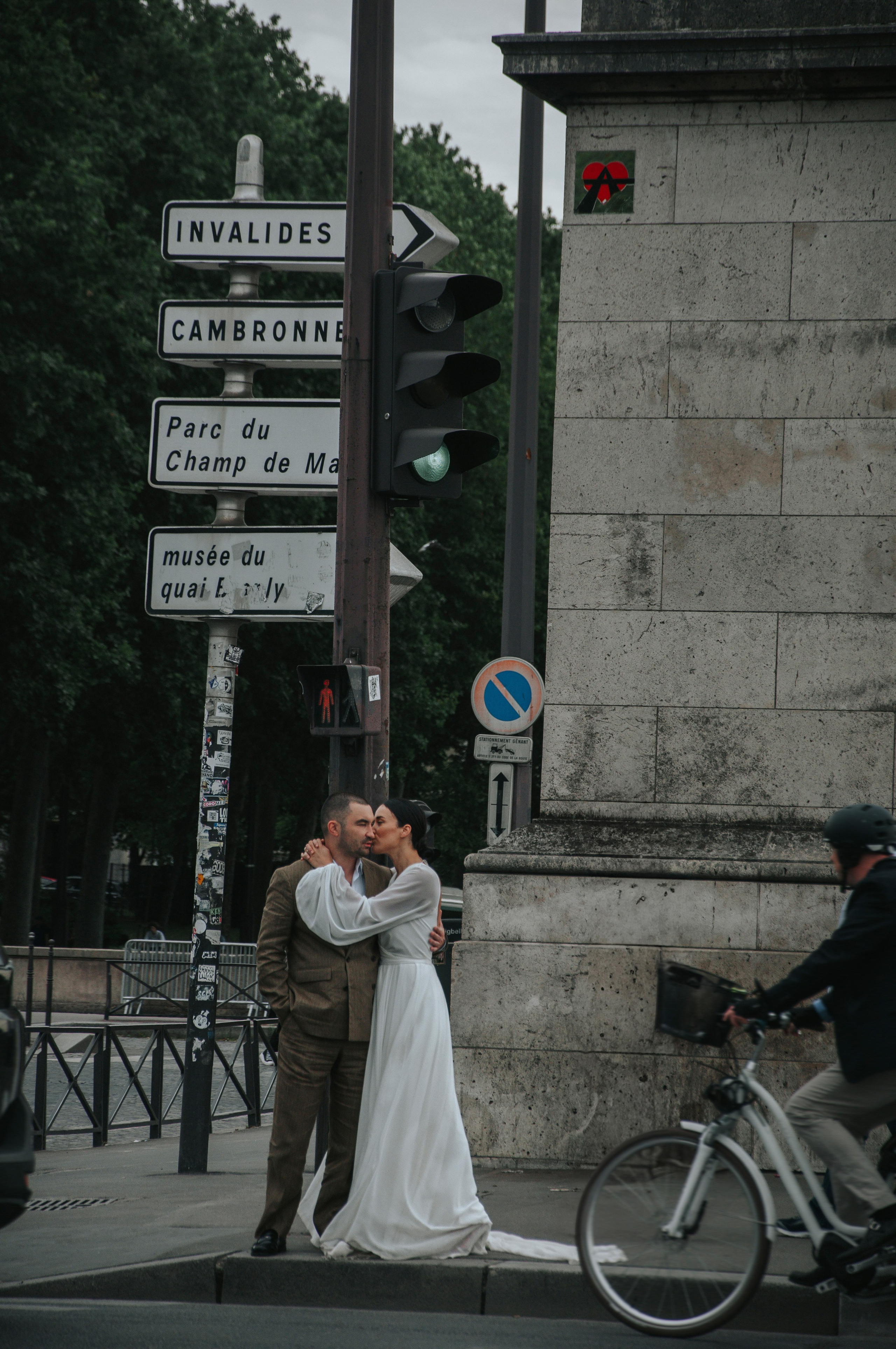 Wedding photoshoot at the Eiffel Tower. Paris photographer — Polina Osipova