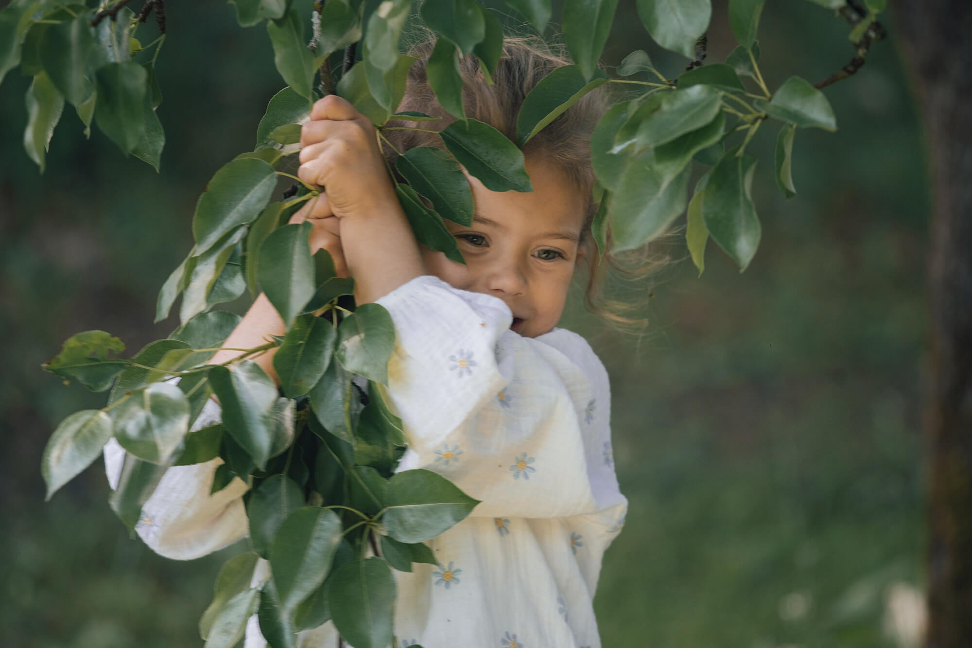 Barn som leker på gresset med utsikt over naturen i Mule Varde