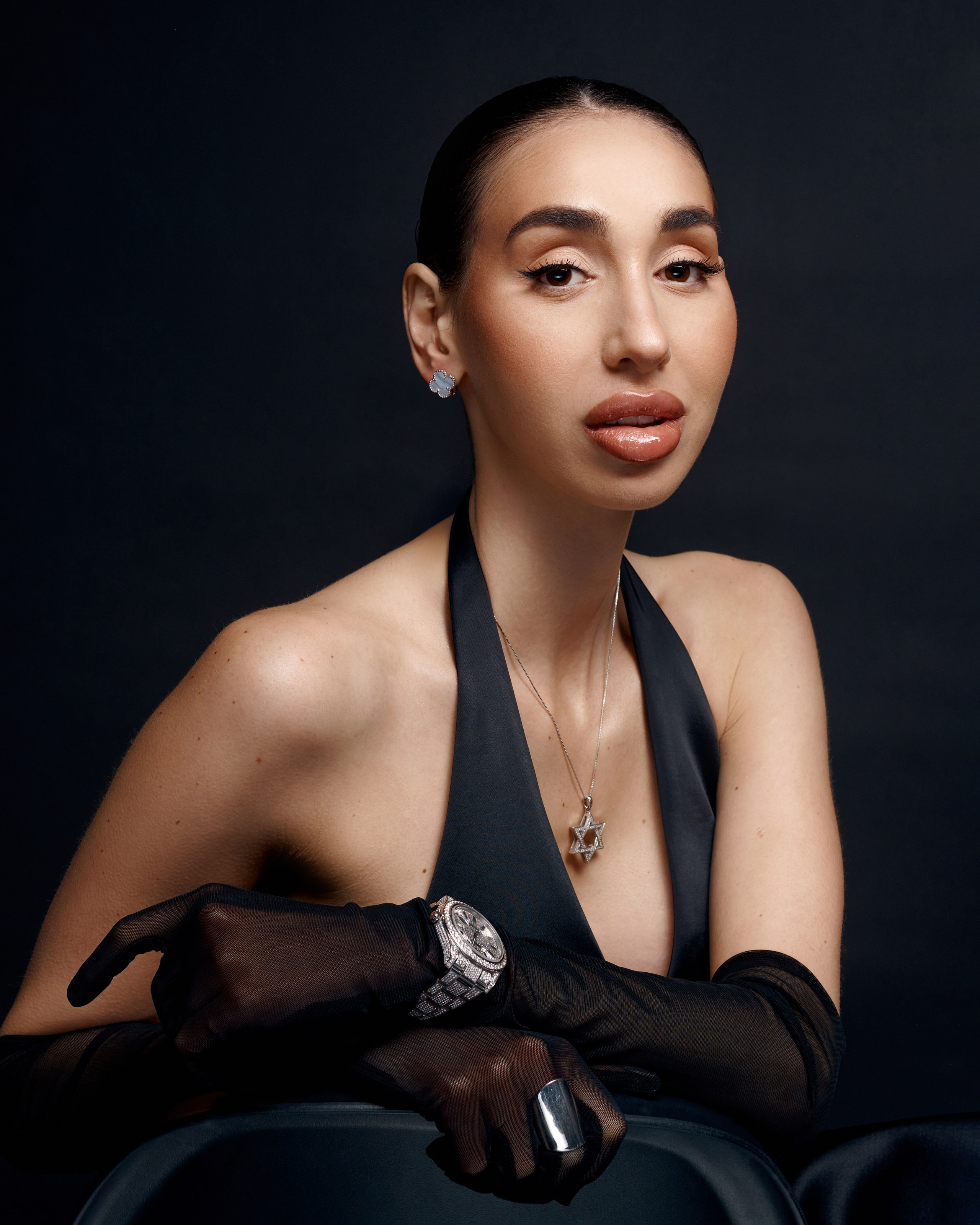 Minimalistic portrait photography where simplicity, light and emotion create a powerful and elegant visual identity.