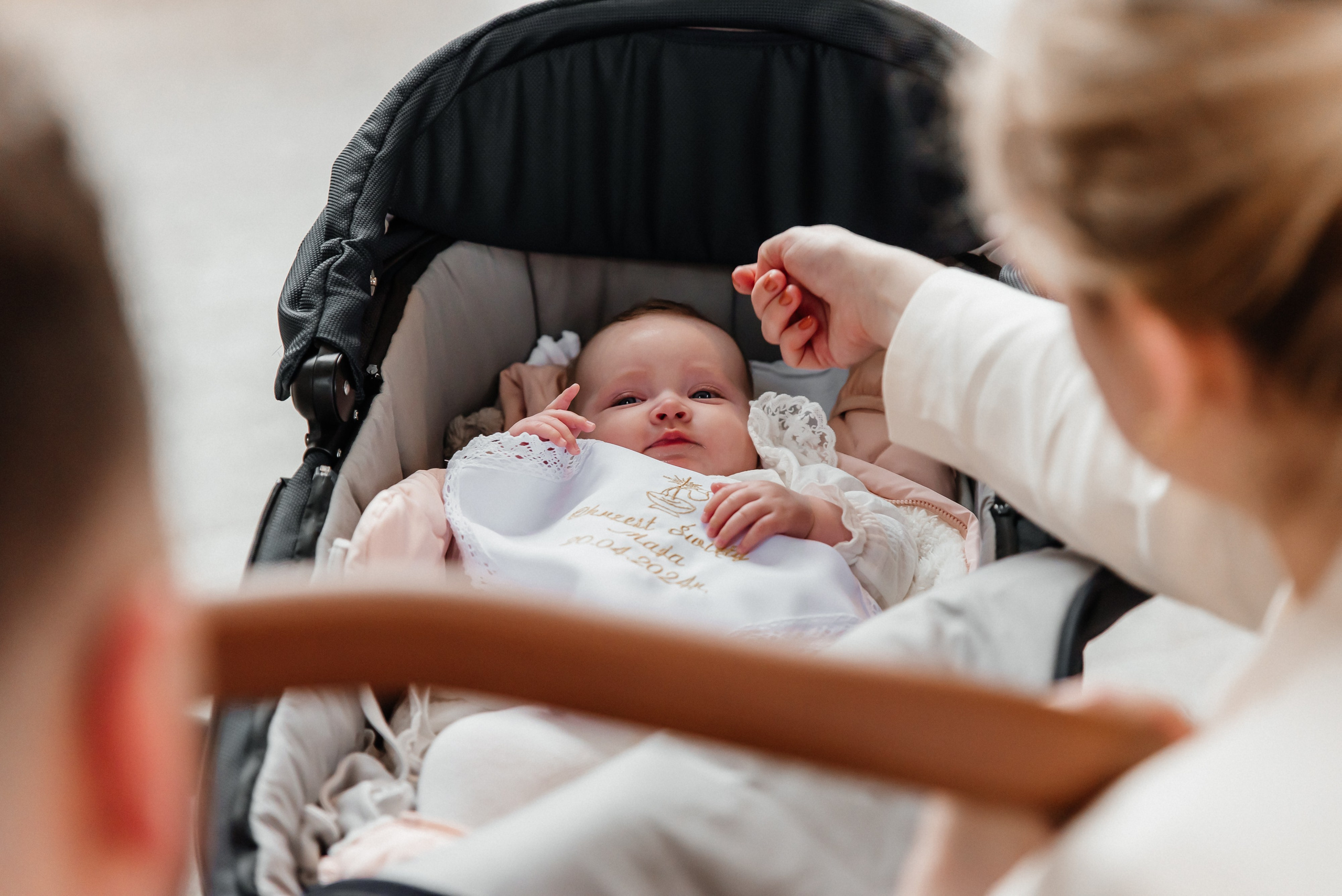 Chrzest Maja. Eugene Save – Fotograf Ślubny i Rodzinny | Warszawa i Cała Polska