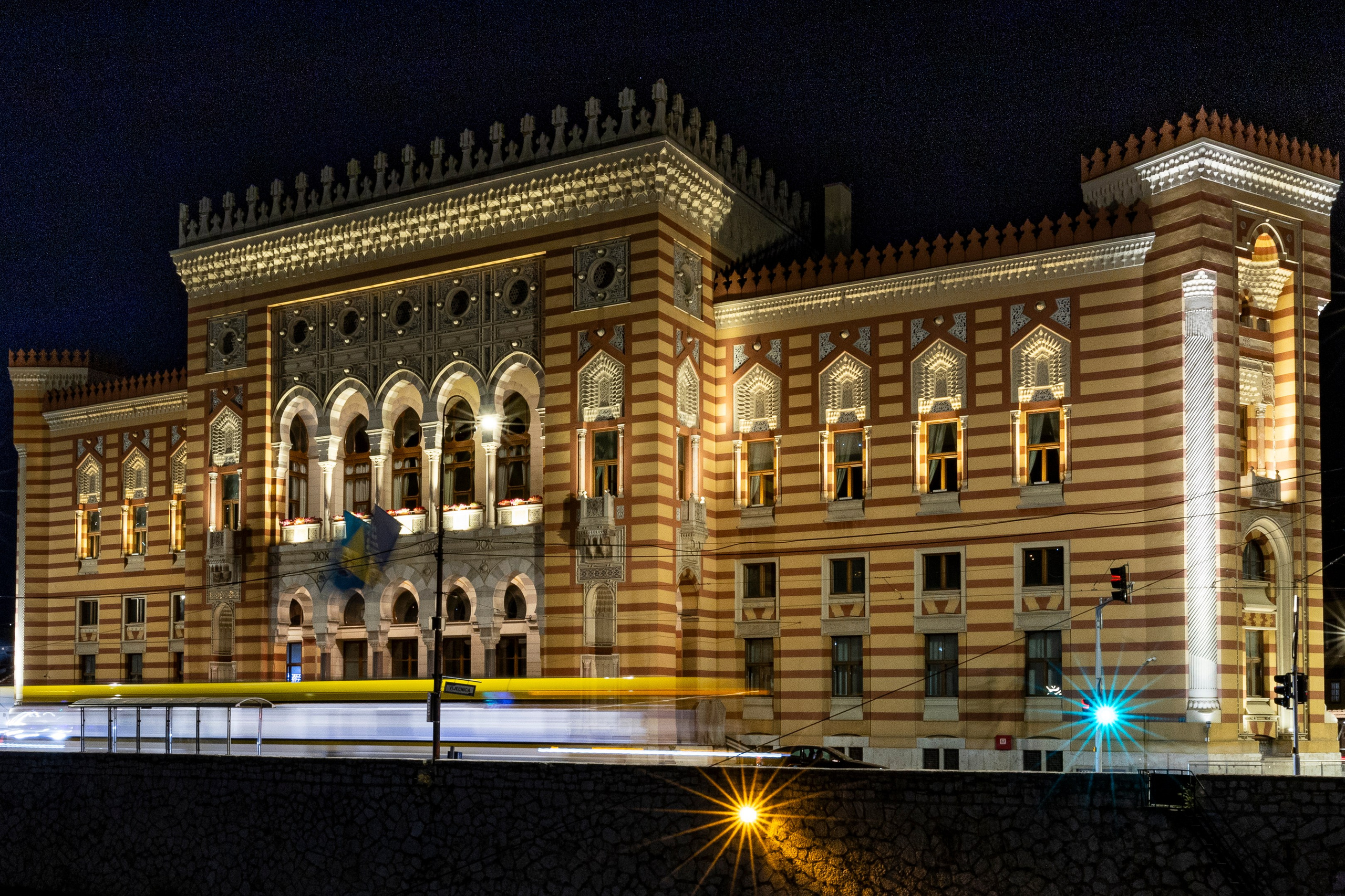 Fotografija modernog interijera – prirodno svjetlo i detalji enterijeraEksterijer poslovne zgrade – arhitektonske linije i dnevno osvjetljenjeEnterijer restorana – ambijentalno svjetlo i dizajn prostoraLuksuzni stan – minimalistički interijer i balans bojaFotografija fasade u sumrak – refleksije svjetla i perspektivaArhitektonska fotografija – precizne linije i teksture materijalaInterior photography by Namir Čomaga – profesionalne fotografije prostoraExterior photography Sarajevo – moderna arhitektura i kompozicija svjetla