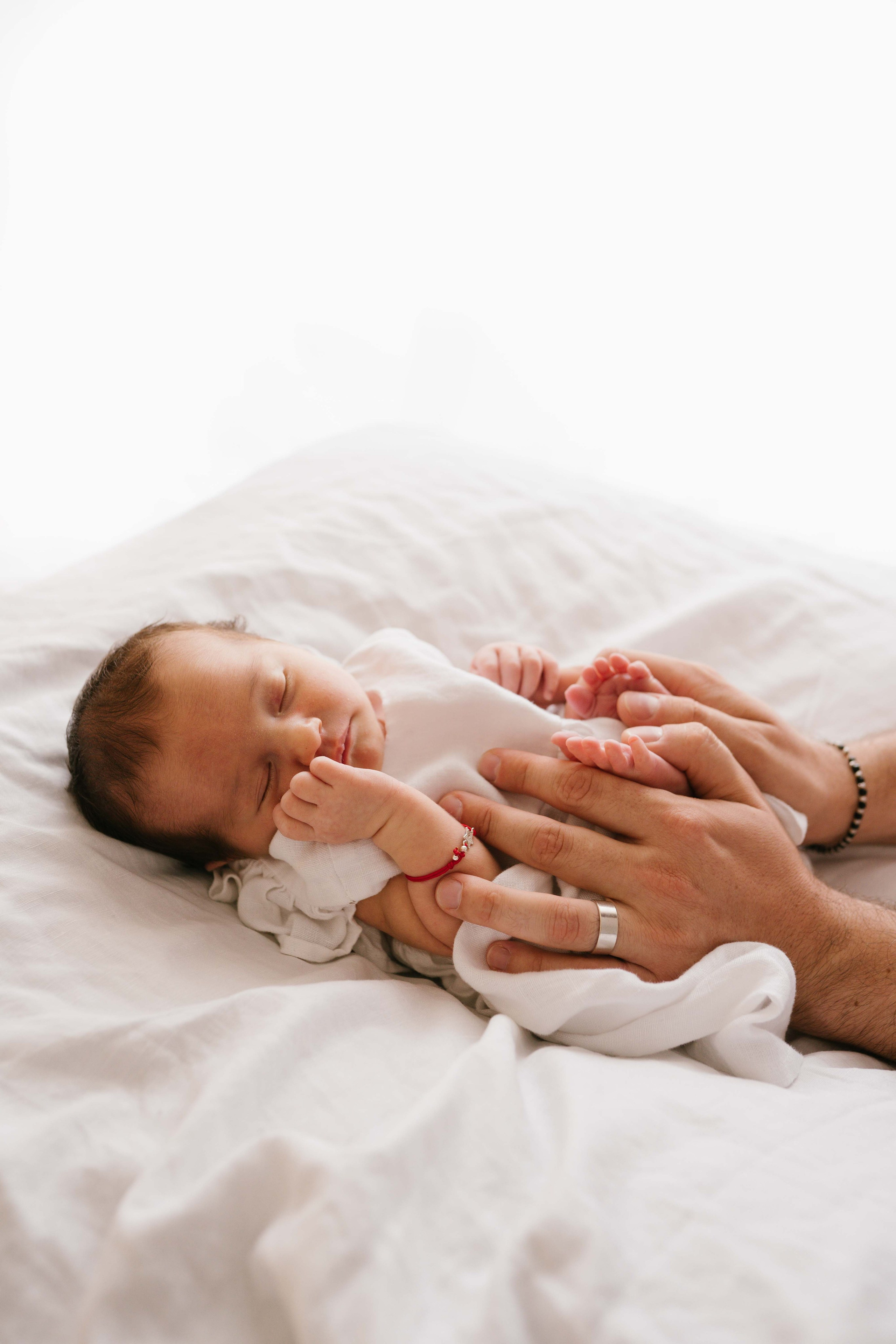Inspira sesiune foto nou-nascut. Madalina Beda- Artist vizual, fotograf, doula la nastere, consultant babywearing Brasov si in toata tara