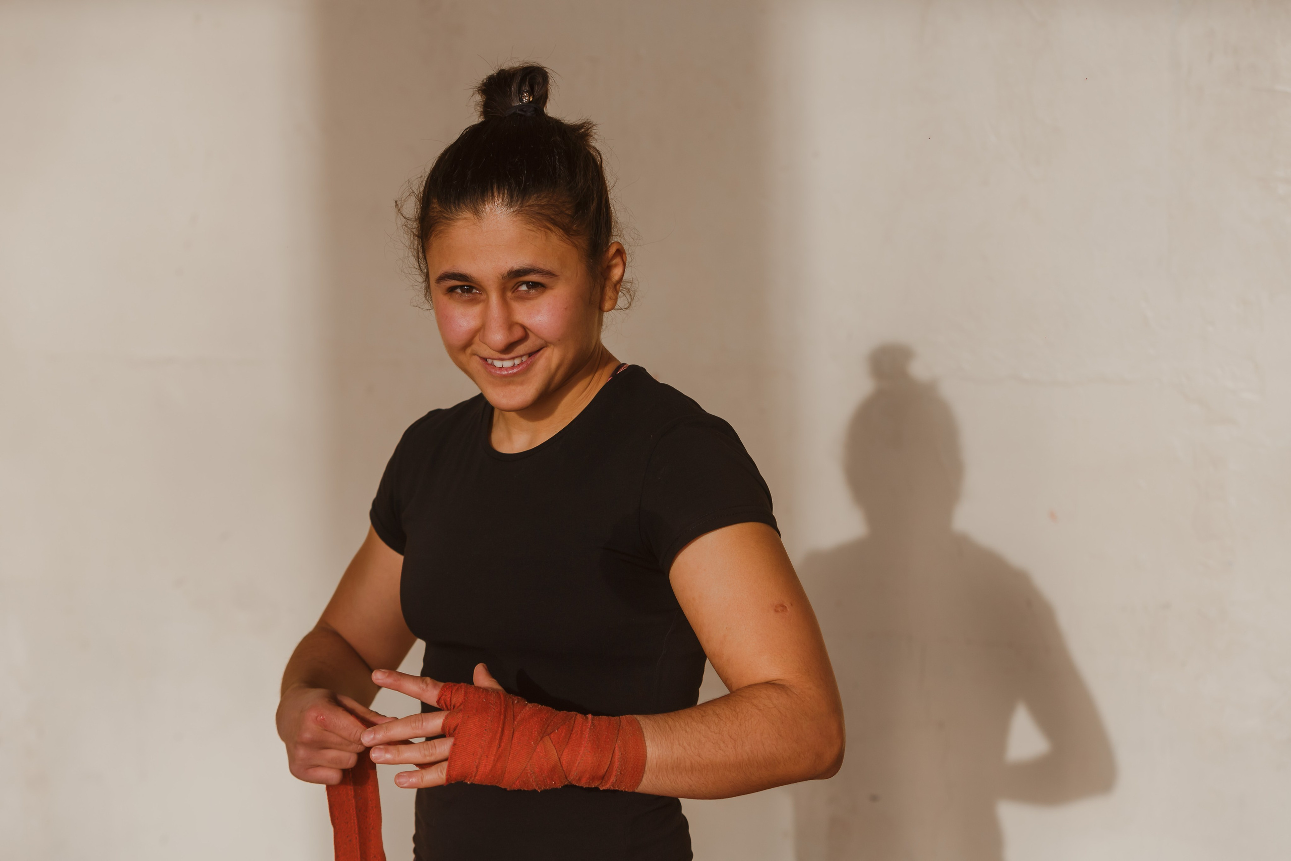 Campeón mundial de kickboxing posando para la cámara