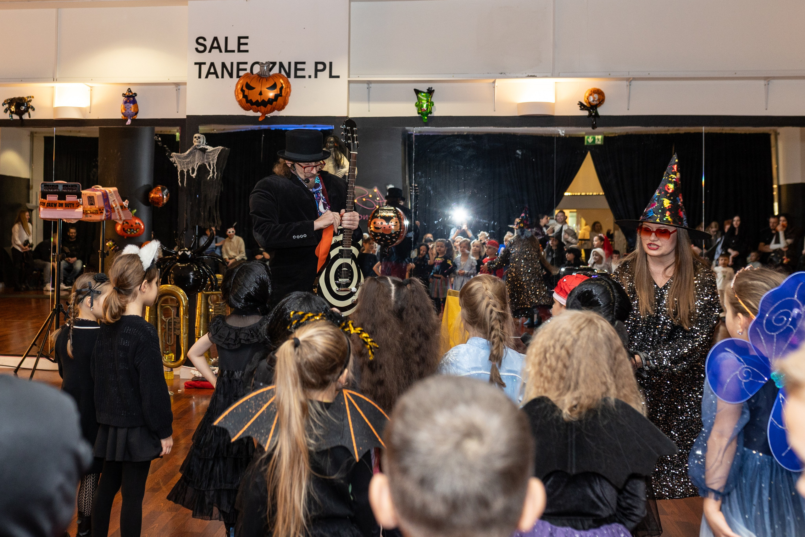 Leo dance studio Helloween 2025. Семейный и детский фотограф в Варшаве Мила Бобровская