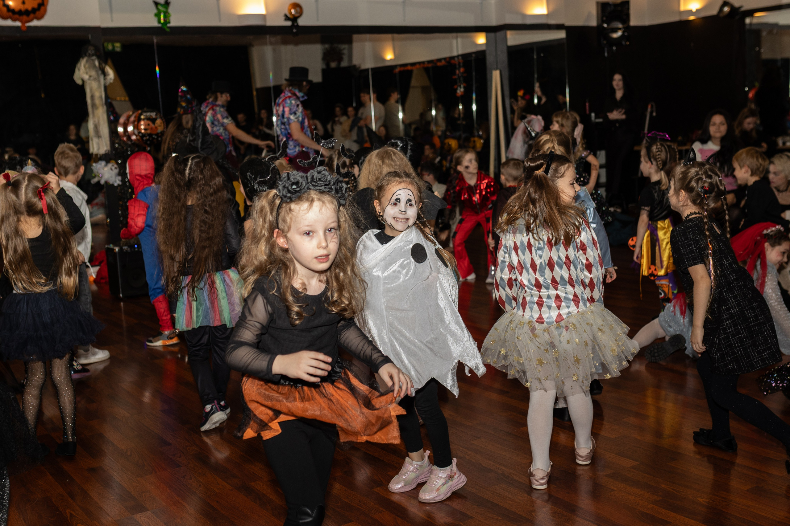 Leo dance studio Helloween 2025. Семейный и детский фотограф в Варшаве Мила Бобровская