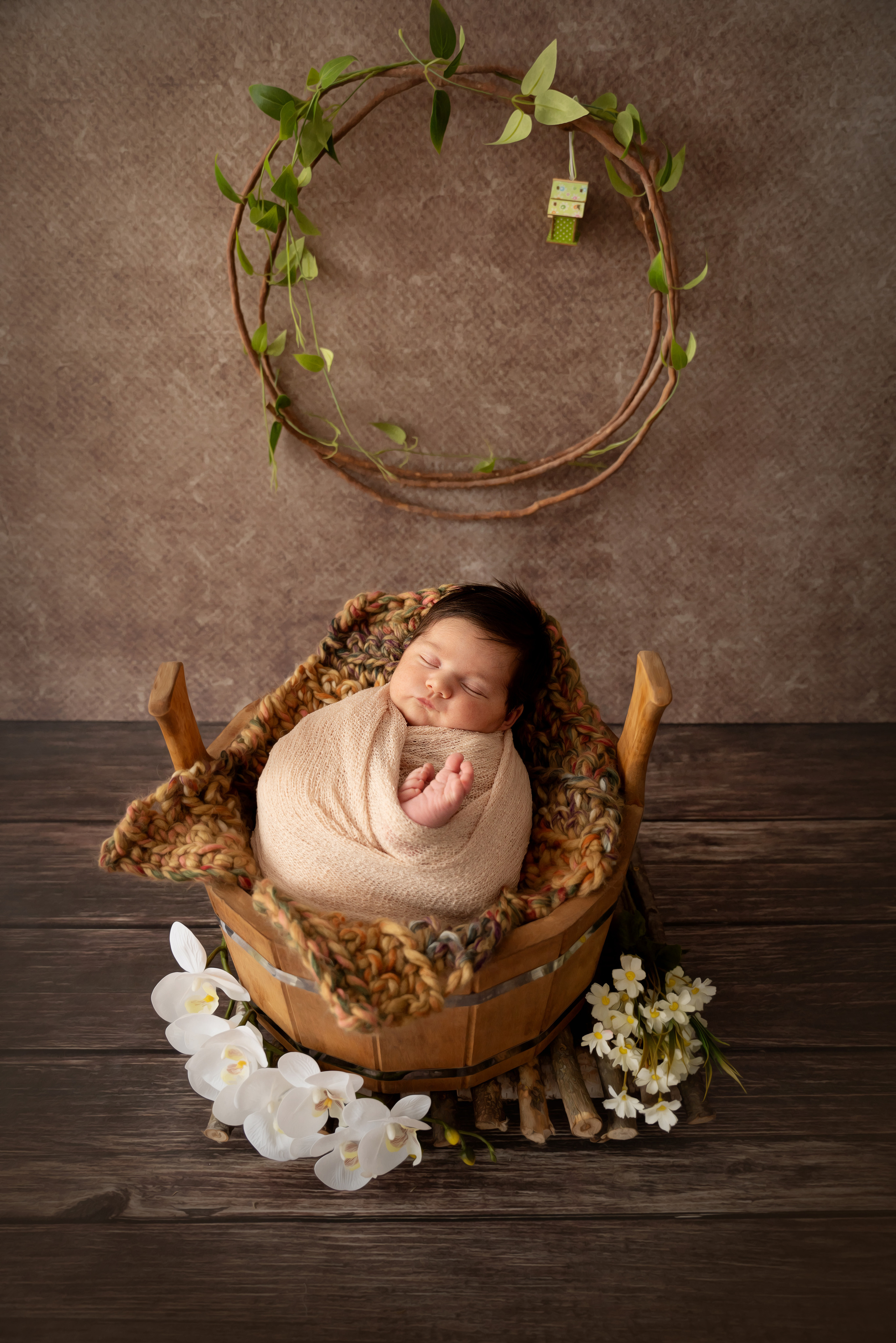 baby in dunklen Farbtönen