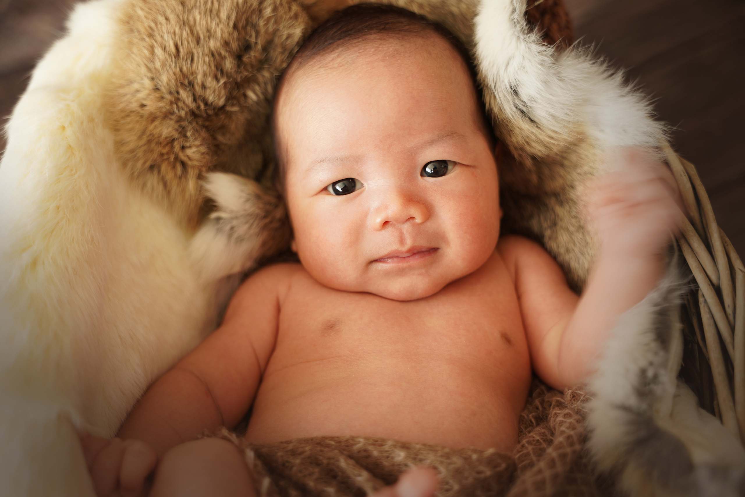 nacktes Neugeborenes im Studio