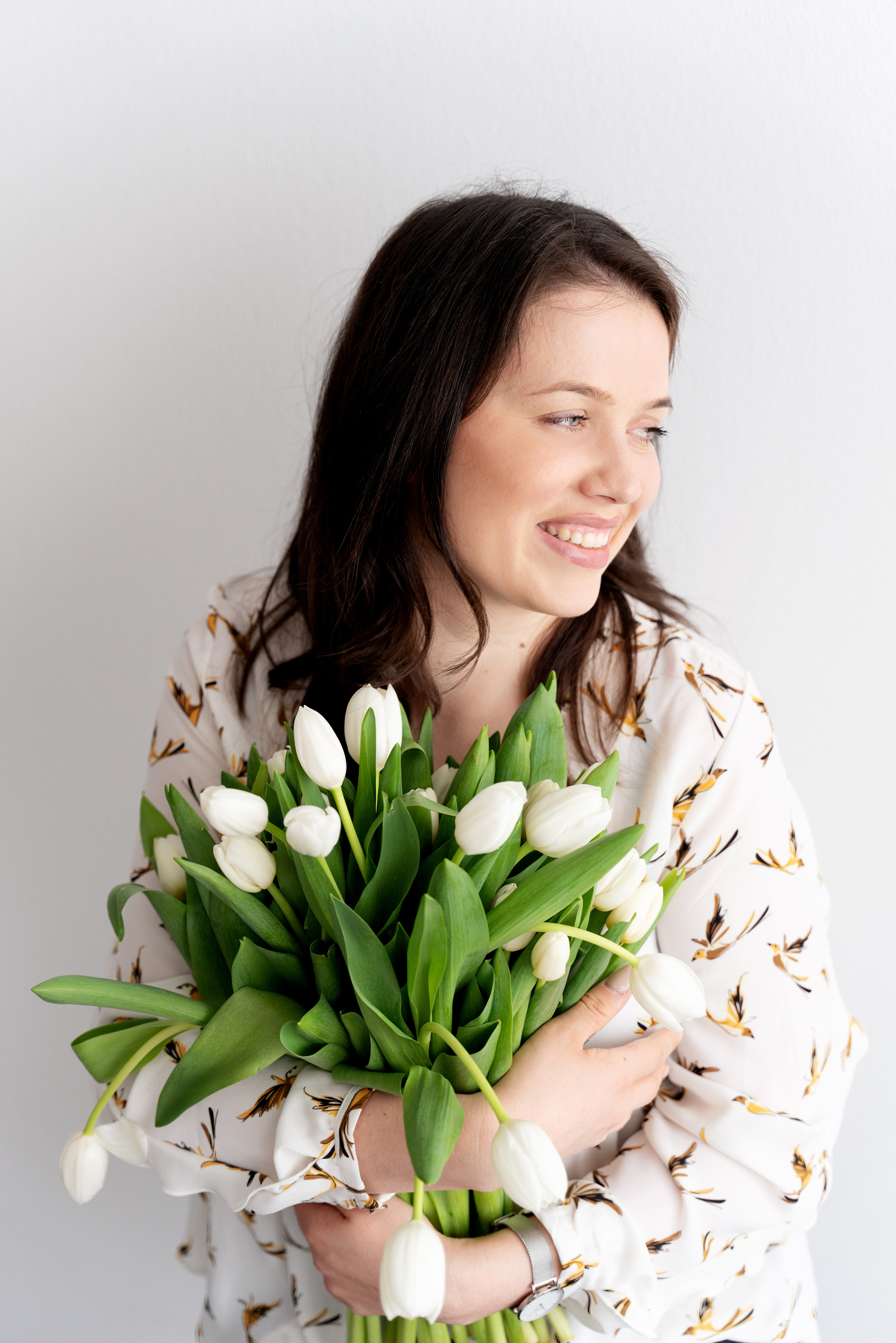 Junge Frau im Studio mit weißen Tulpen