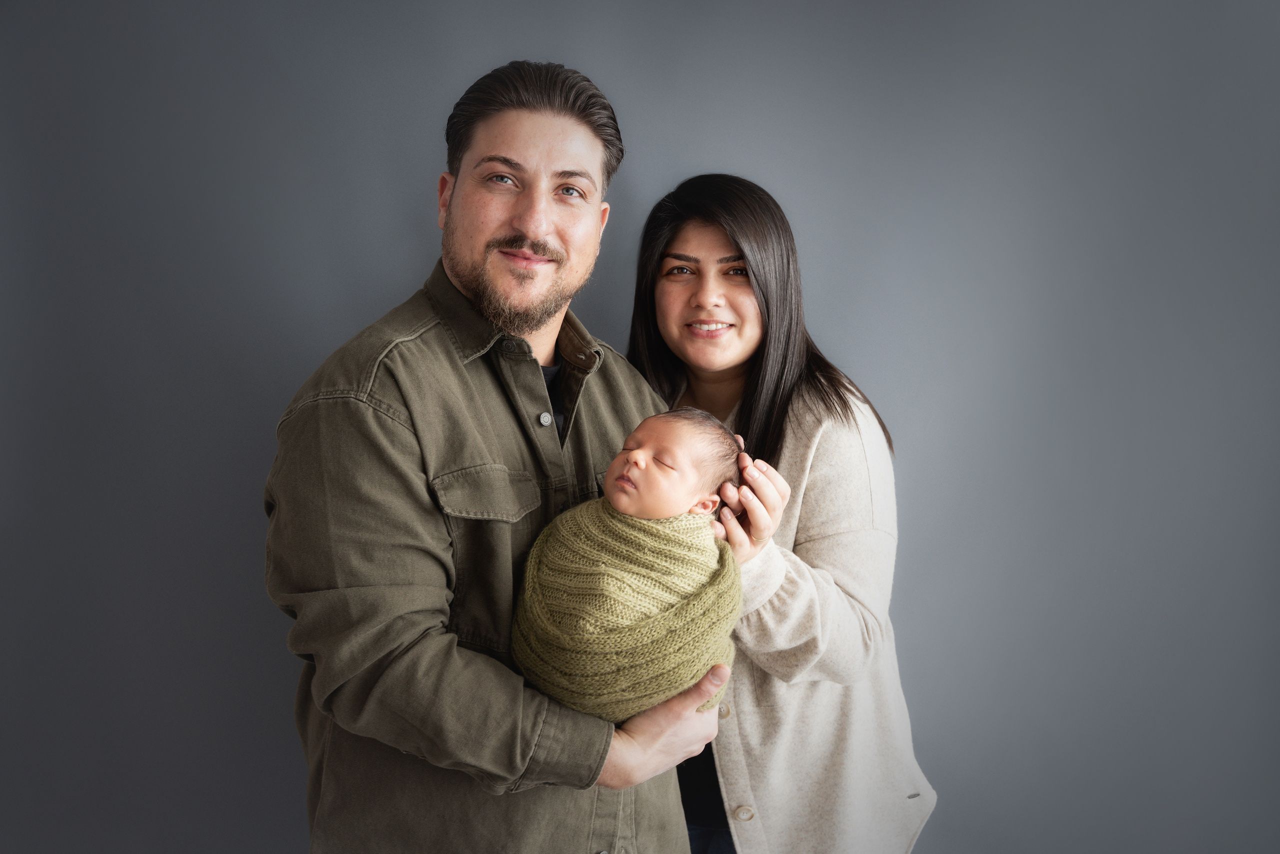 Familienporträt mit kleinem Kind im Studio