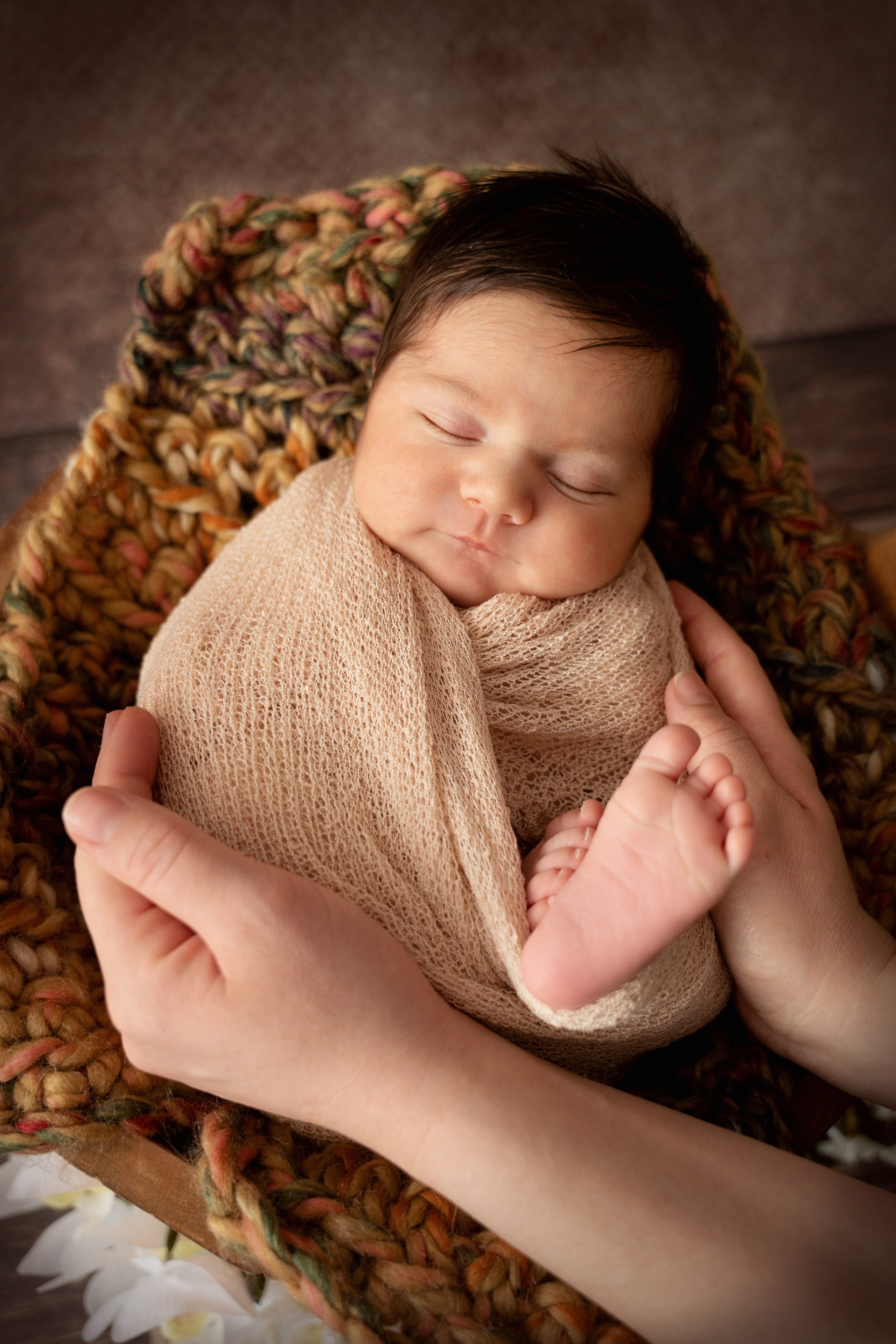 mamas hände berühren das kind