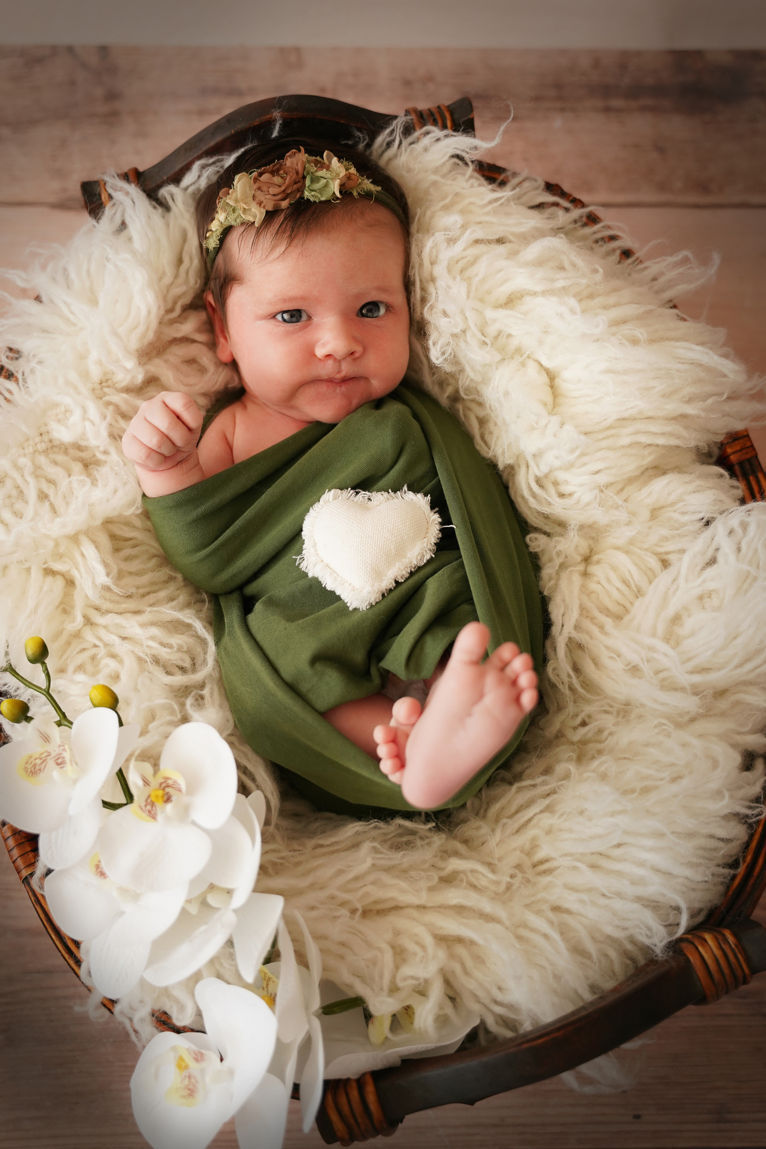 Weißes Textilherz in den Händen eines kleinen Fotomodells