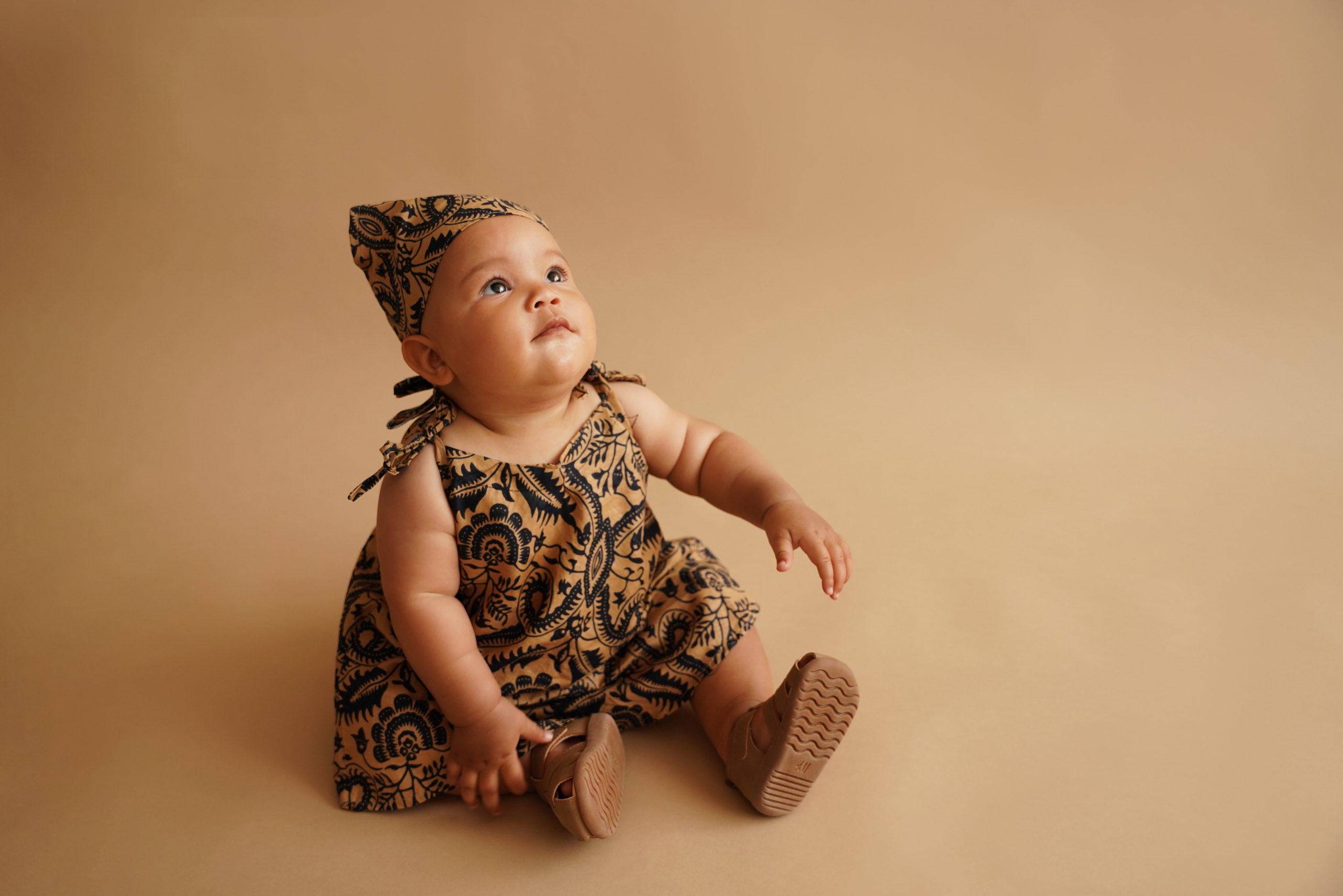 Das mulatte Mädchen in Kameruns nationaler Kleidung. Neugeborenenfotografin und Retoucher in Augsburg Nastassia Schneider