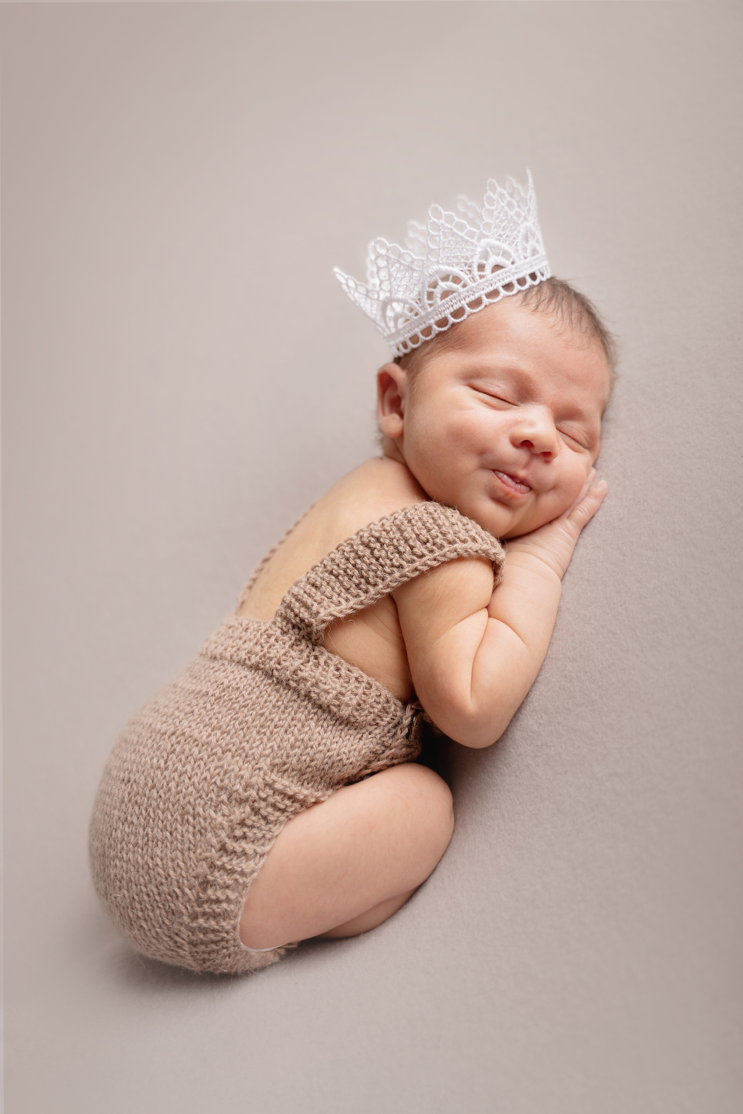 Babyfoto mit Krone auf dem Kopf