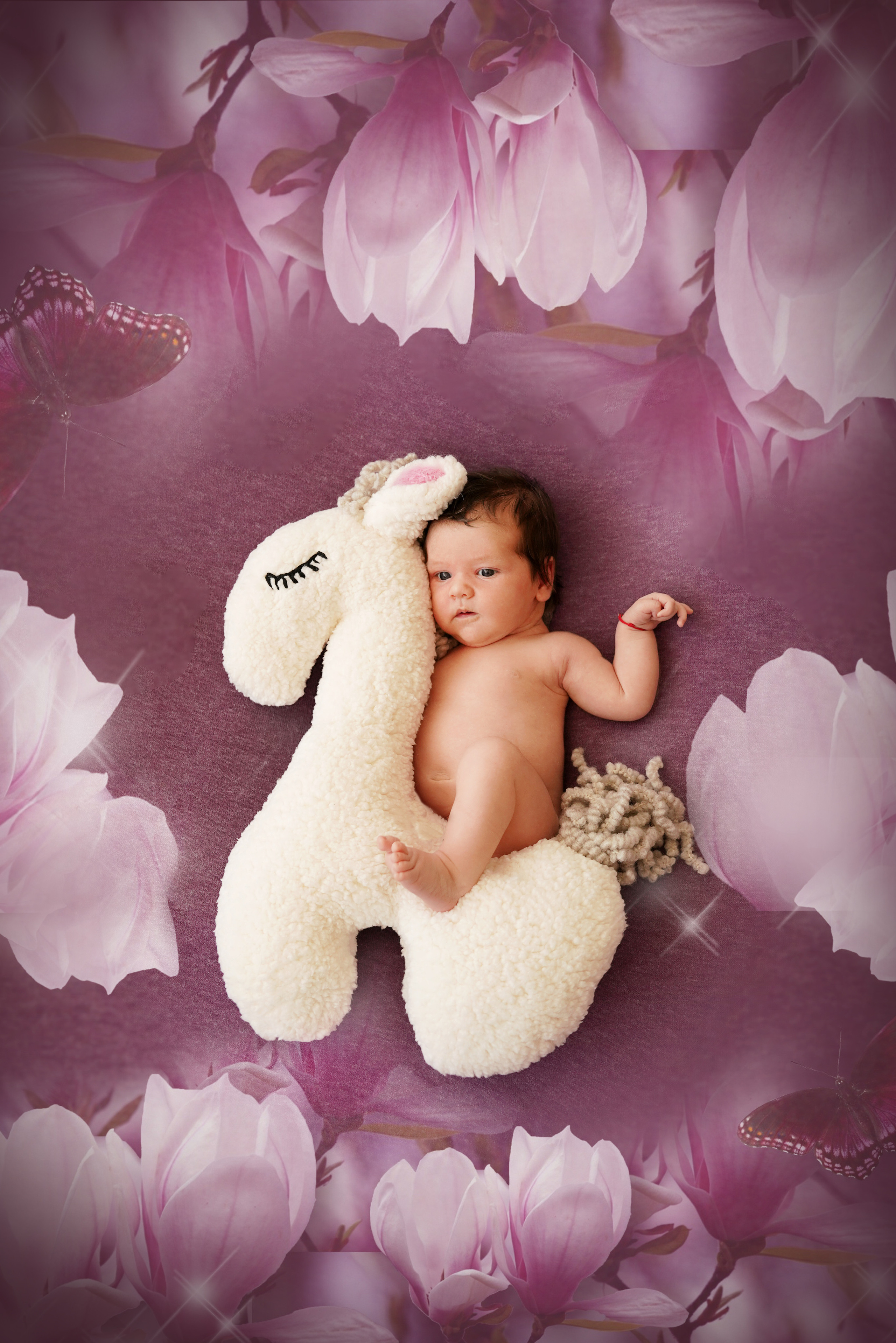 Mädchen auf einem schneeweißen Pferd in Orchideen auf lila Hintergrund