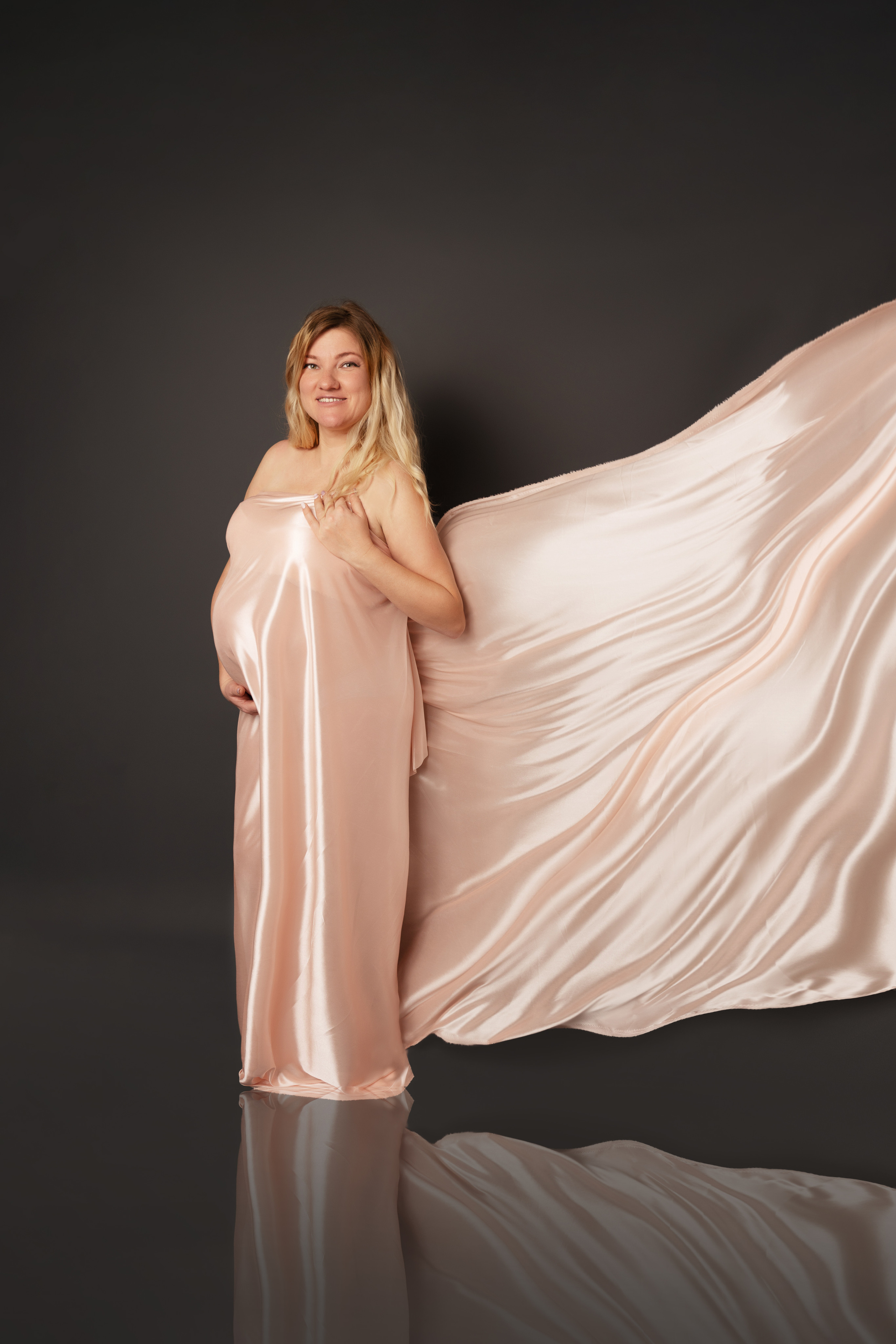 Babybauchfotoshooting der Mutter, die auf ihre dritte Tochter wartet