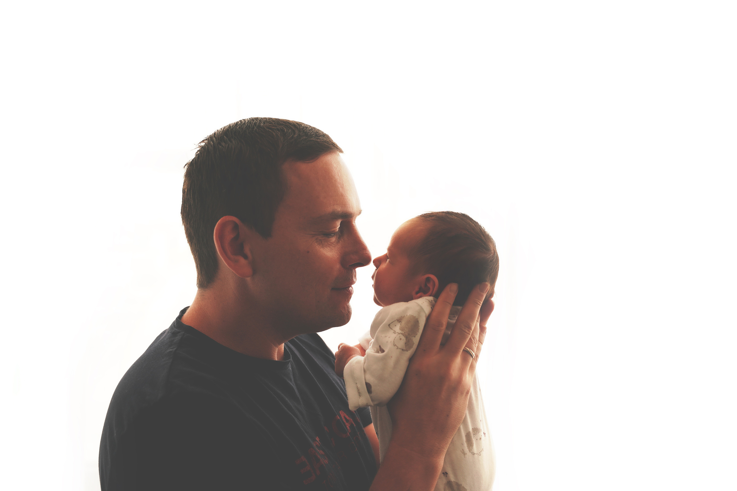 Vater und Sohn berührten sich die Nasen