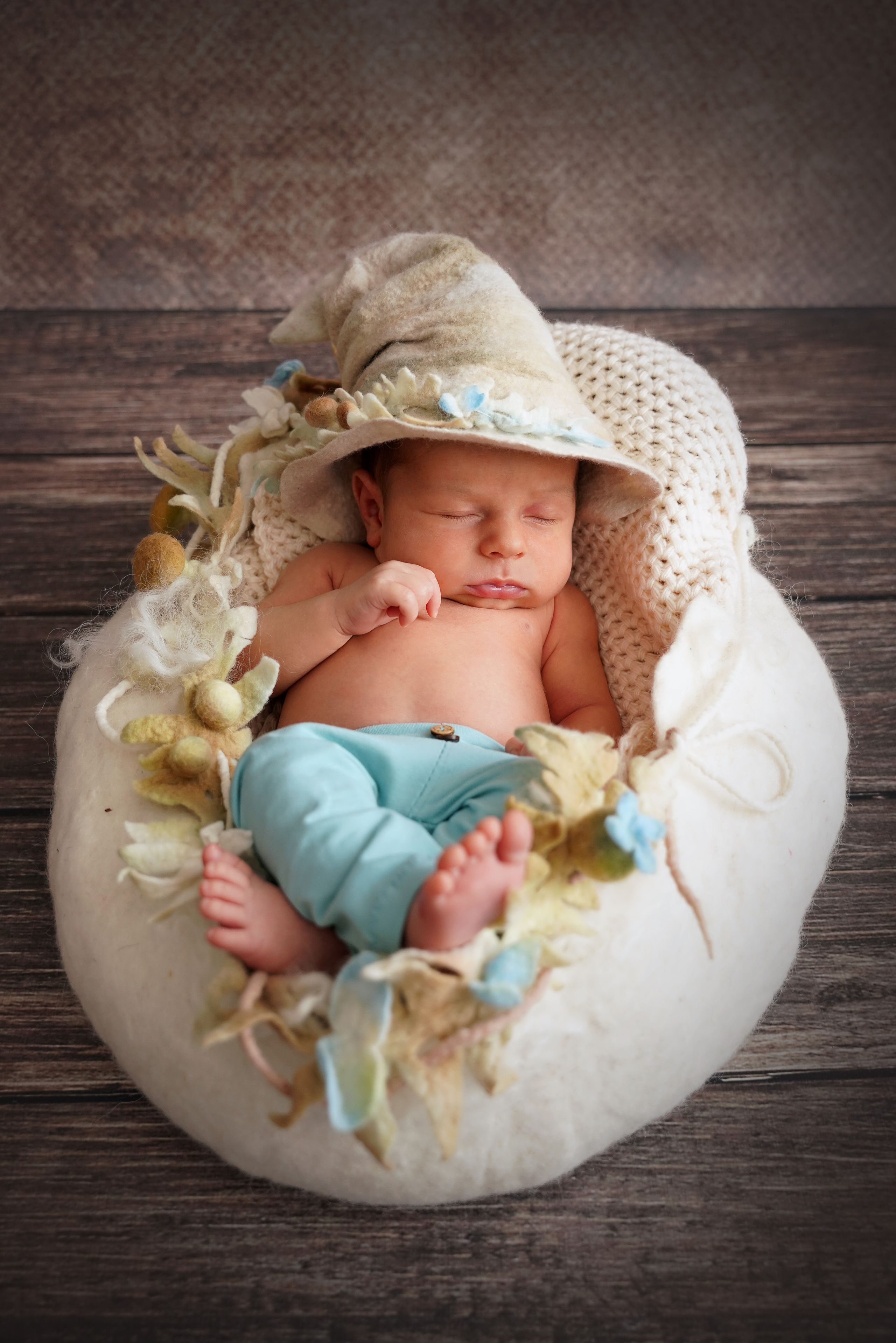 neugeborener Zwerg liegt gefaltete Bein für Bein