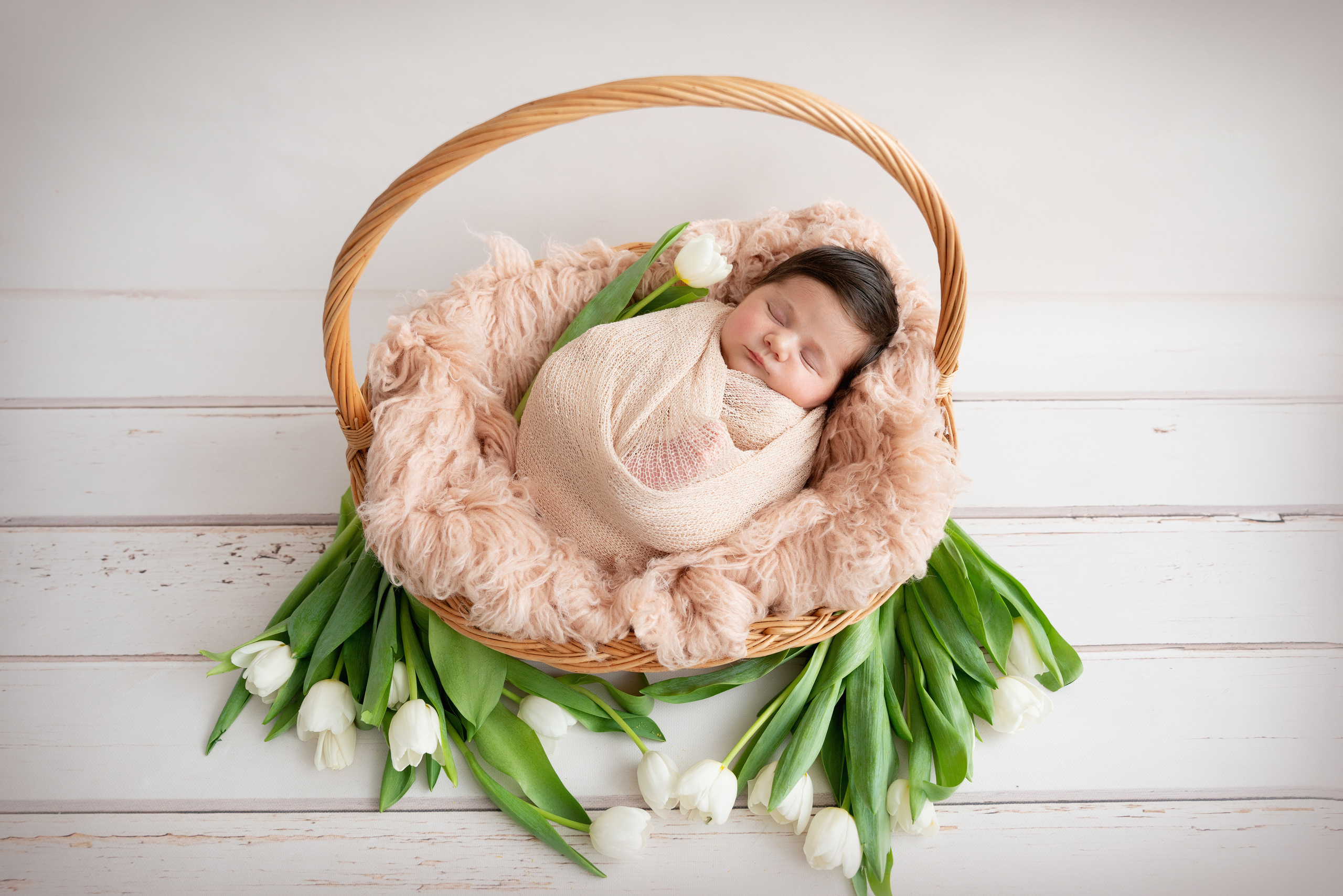 Fotosession eines neugeborenen Mädchens. Neugeborenenfotografin und Retoucher in Augsburg Nastassia Schneider