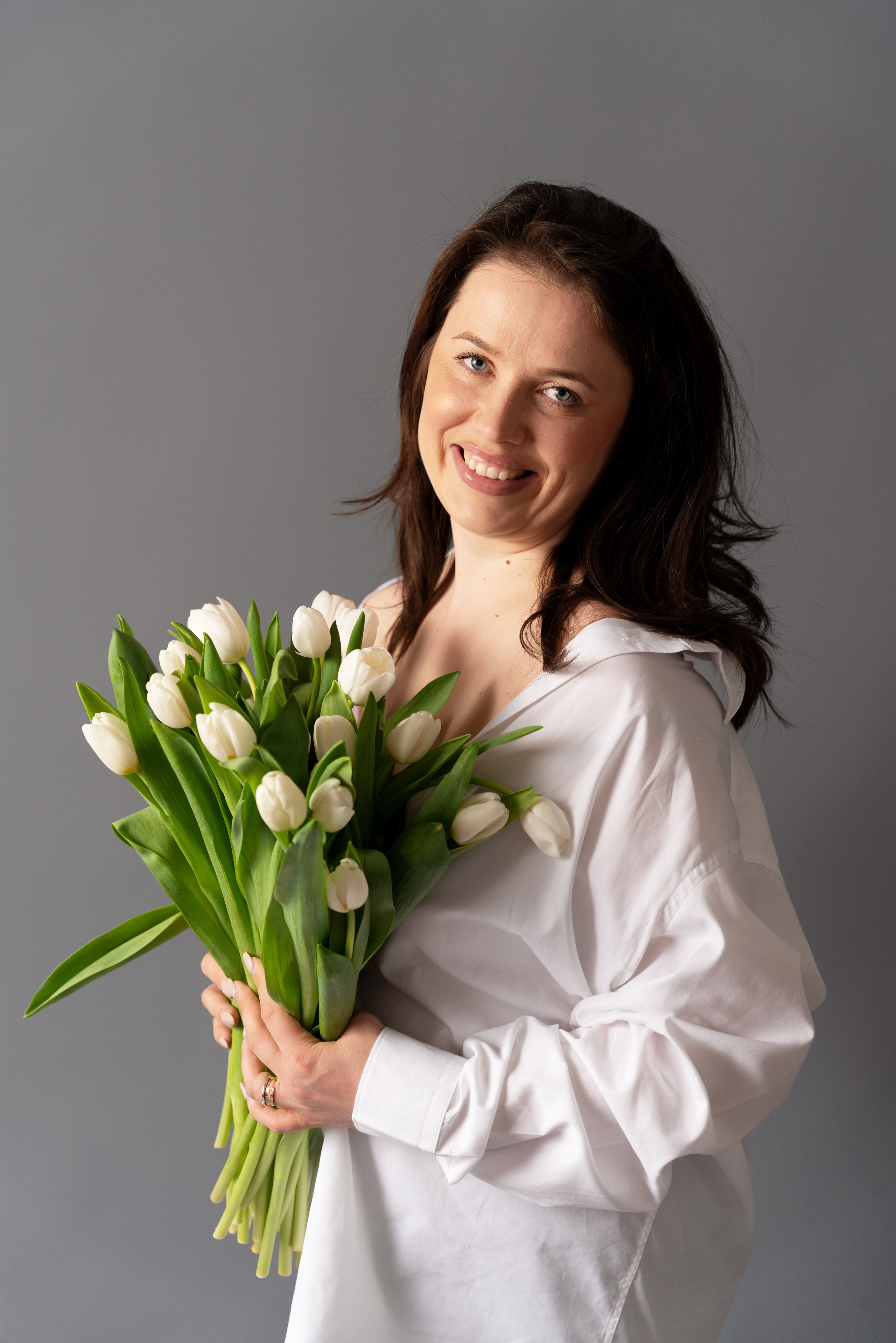 romantisches StudioShooting mit einem Blumenstrauß