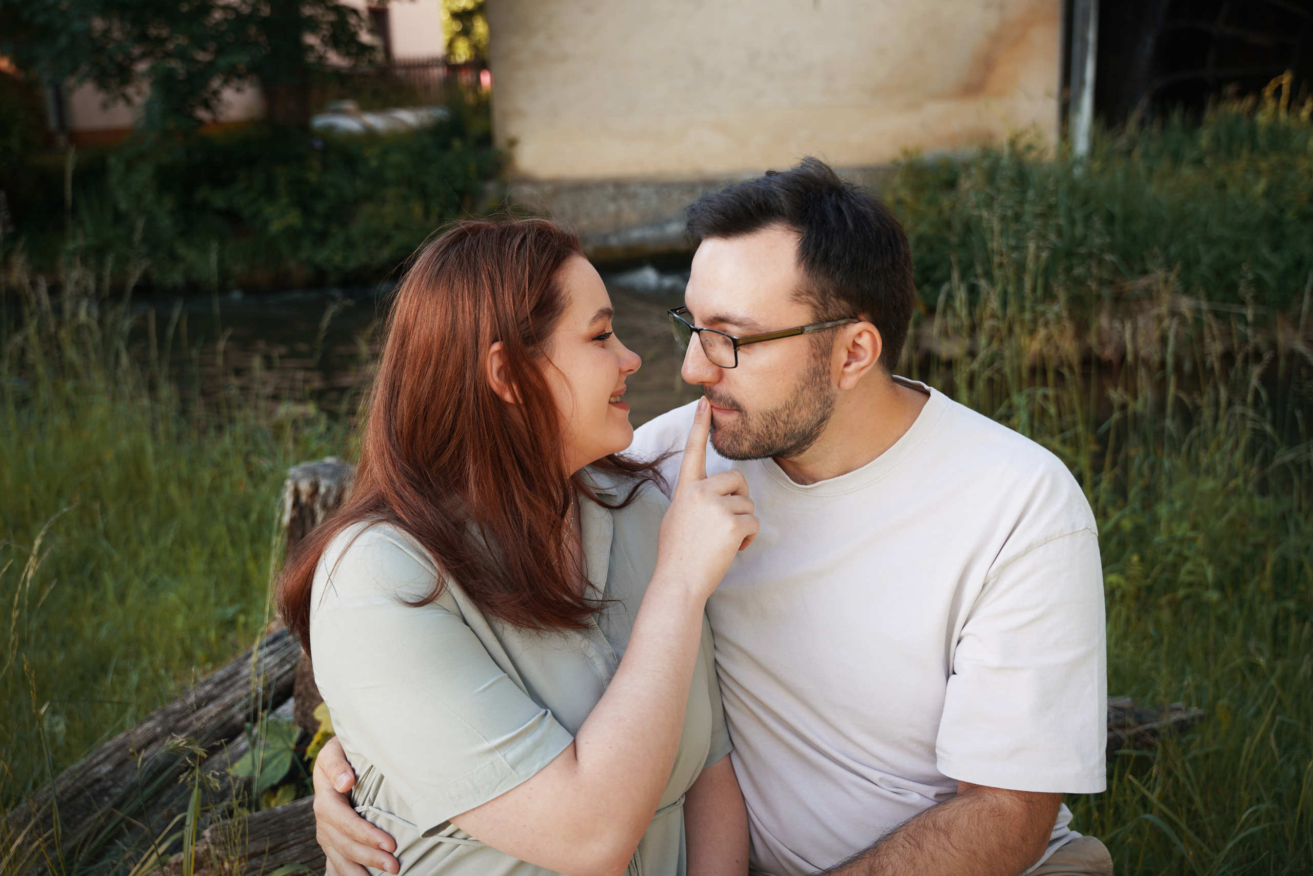 Verlibte junge Paar beim Fotoshooting in der Natur
