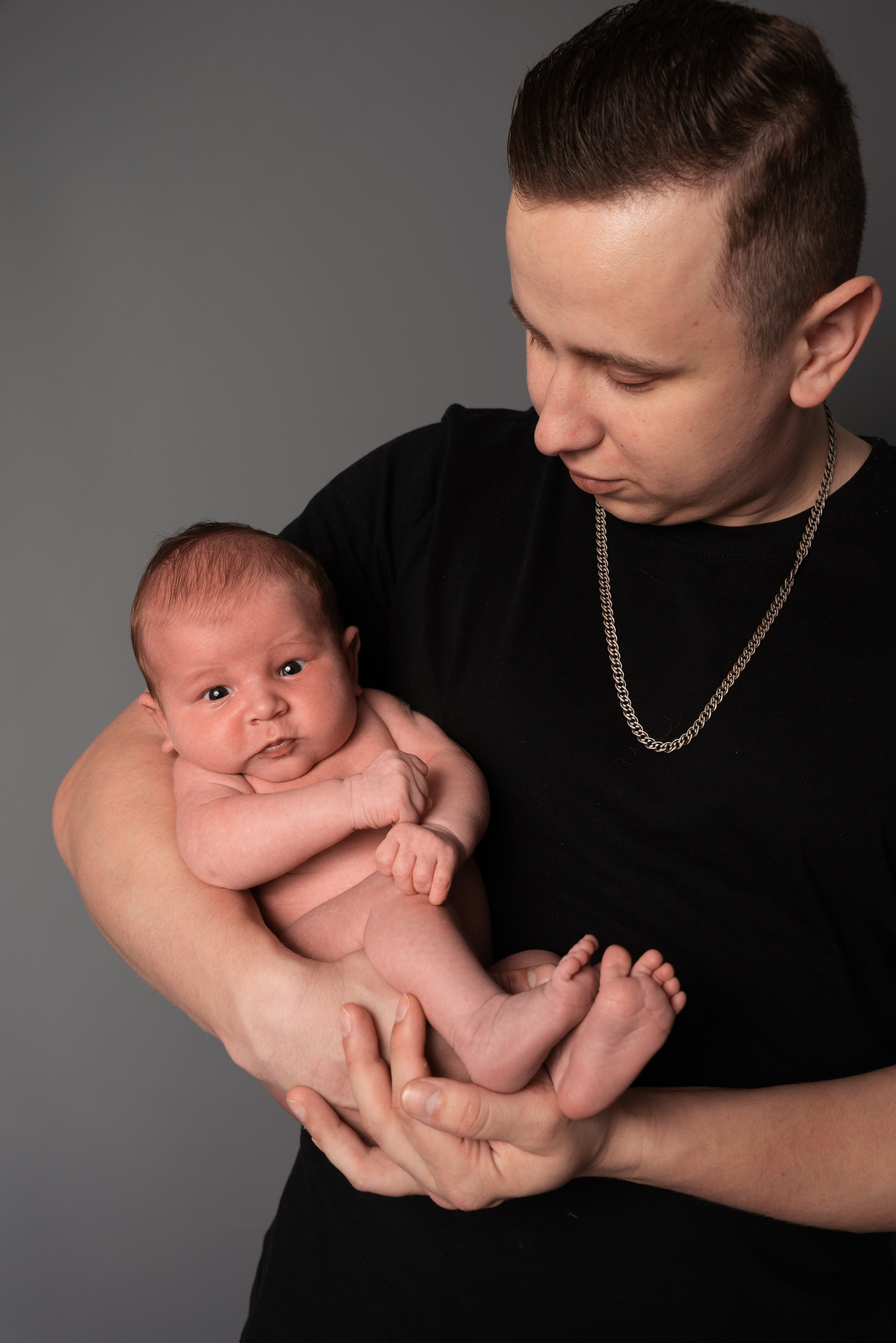 Papa hält ein lang ersehntes Neugeborenes in seinen Armen