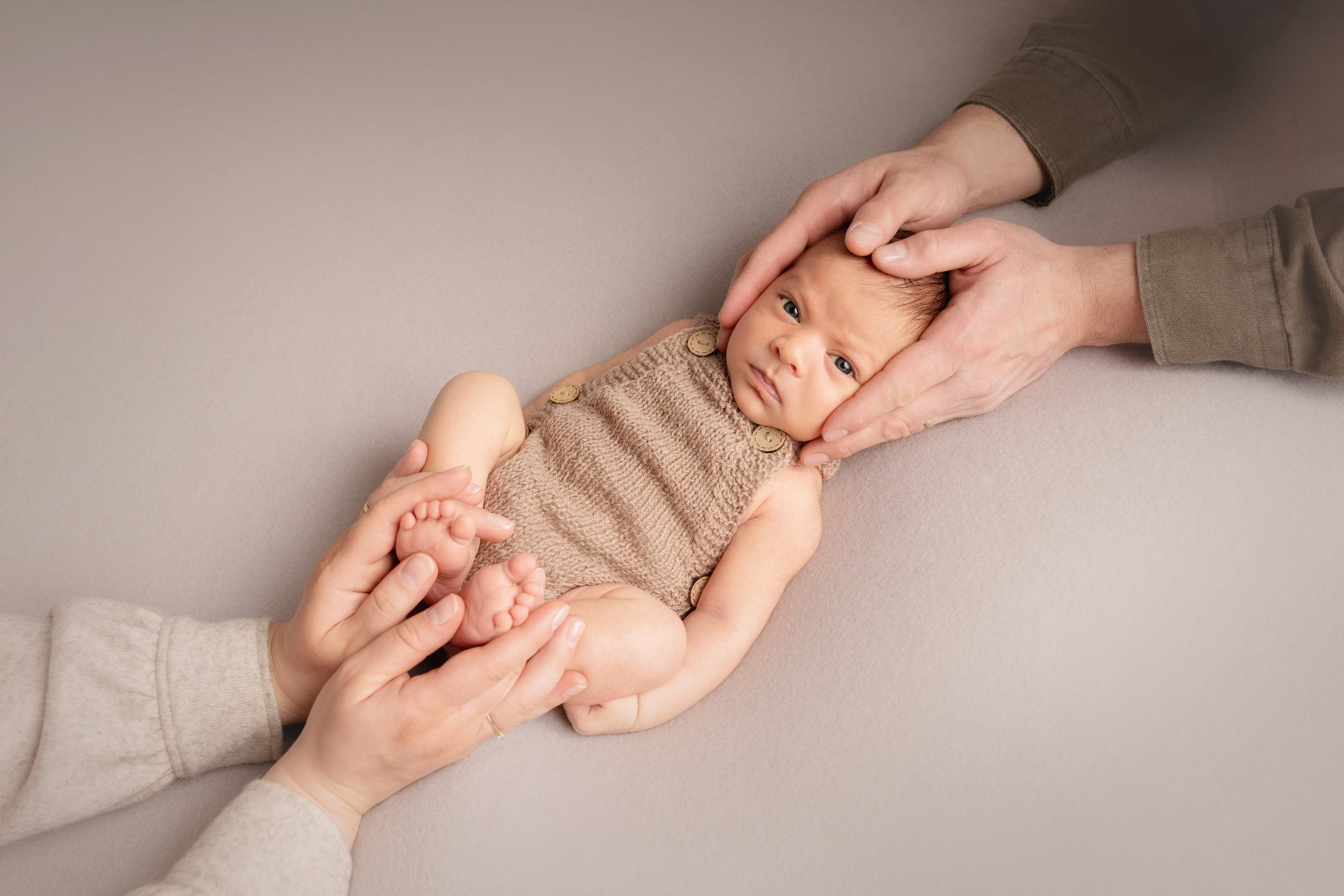 Familienfotosession mit Neugeborenen