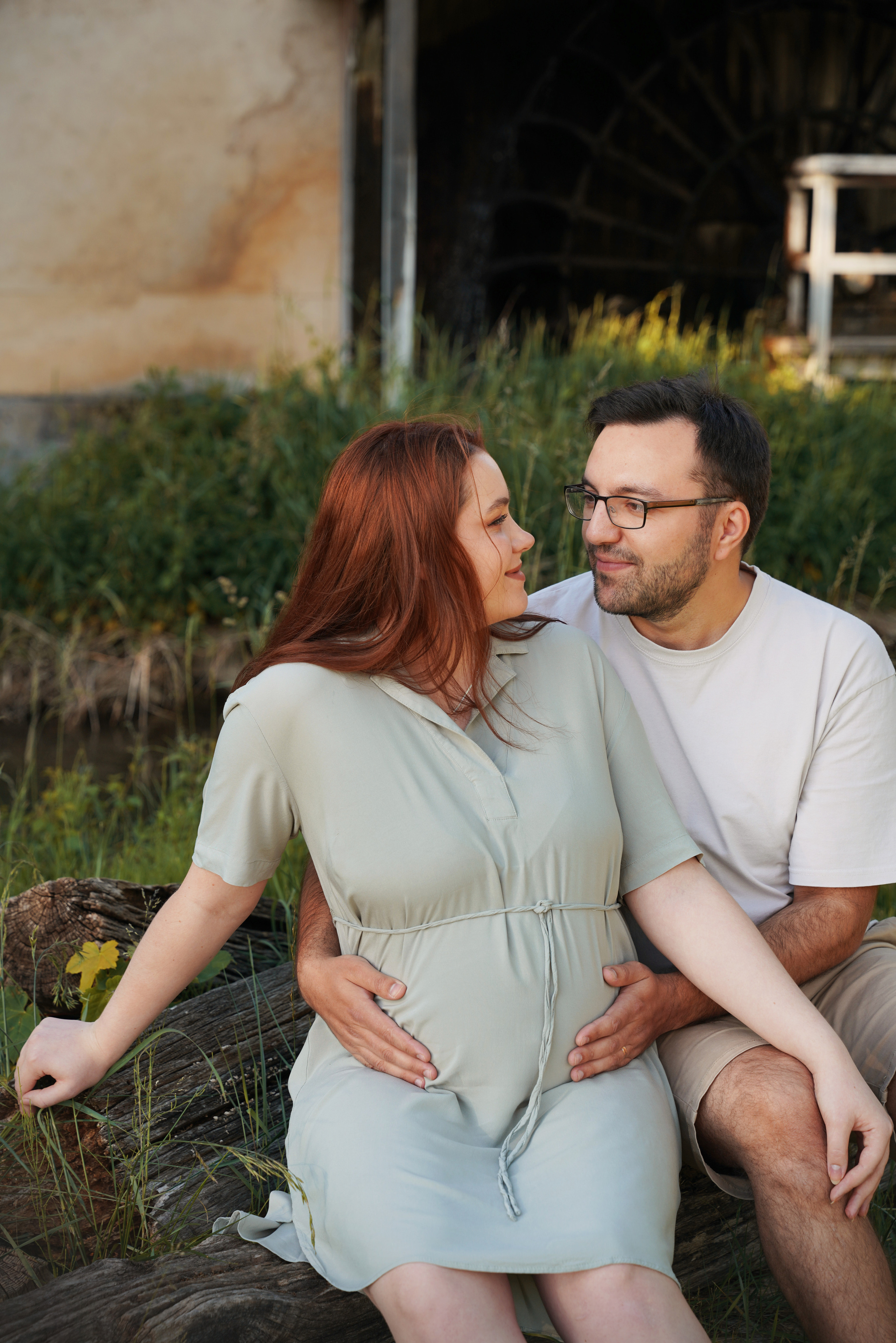 junge werdende Eltern schauen sich verliebt an