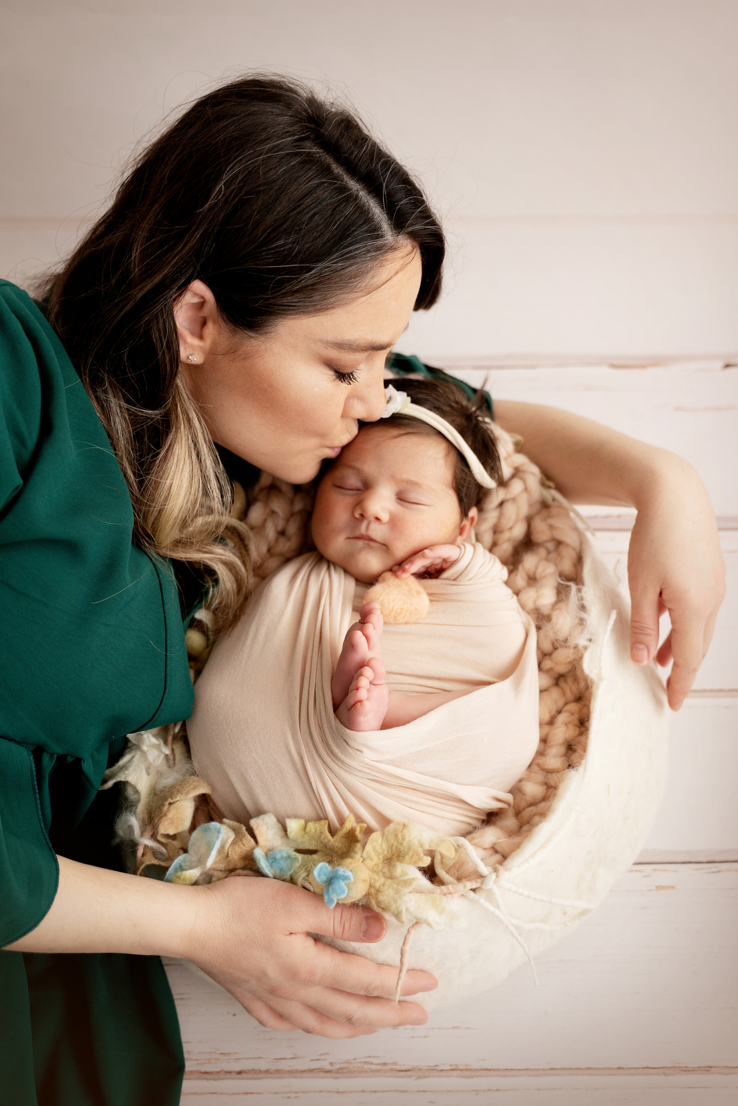 mutter im grünen kleid beugte sich über die kleine tochter