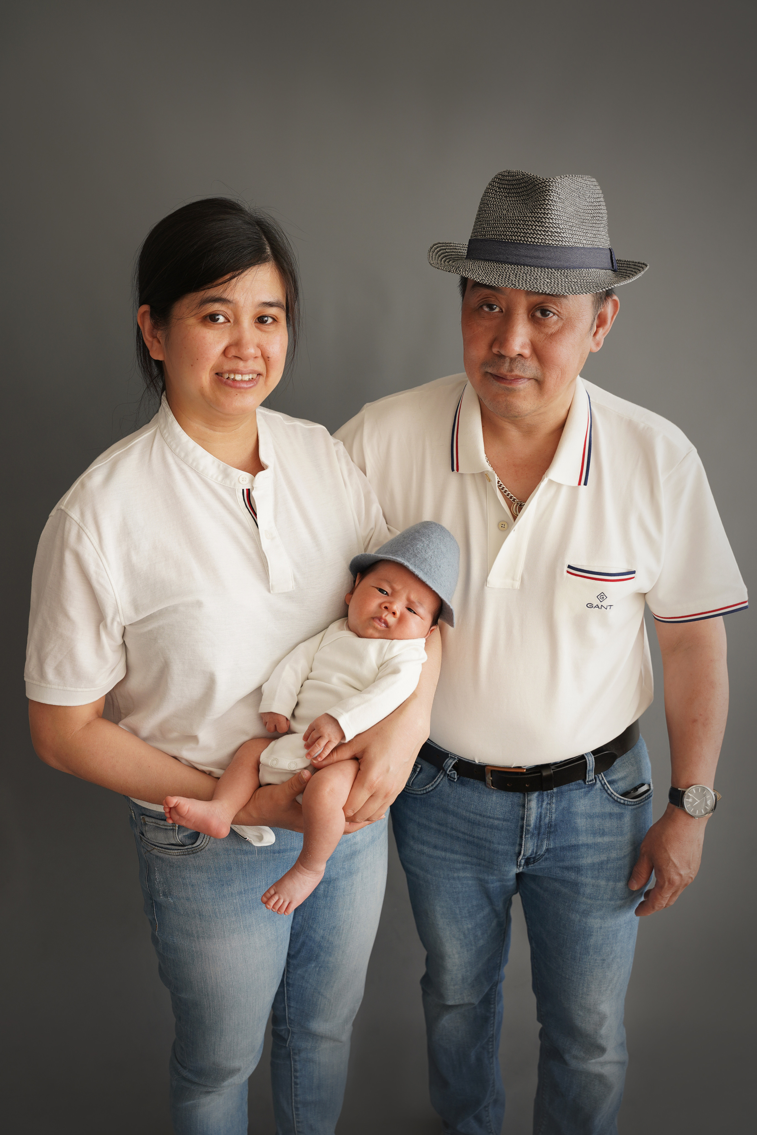Familienfoto mit Baby auf den Händen