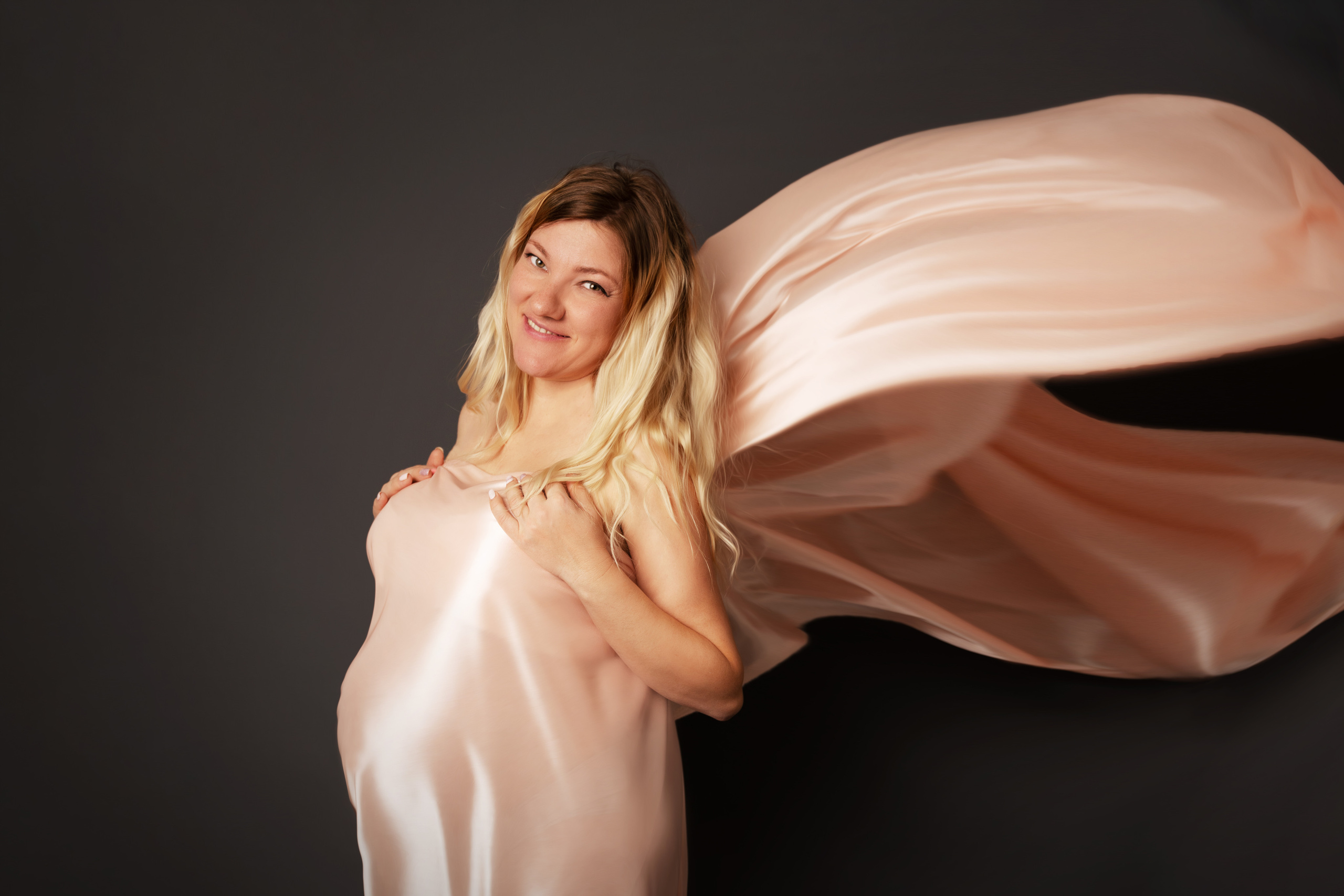 Studioschooting einer schwangeren Frau mit ihrer Familie. Neugeborenenfotografin und Retoucher in Augsburg Nastassia Schneider