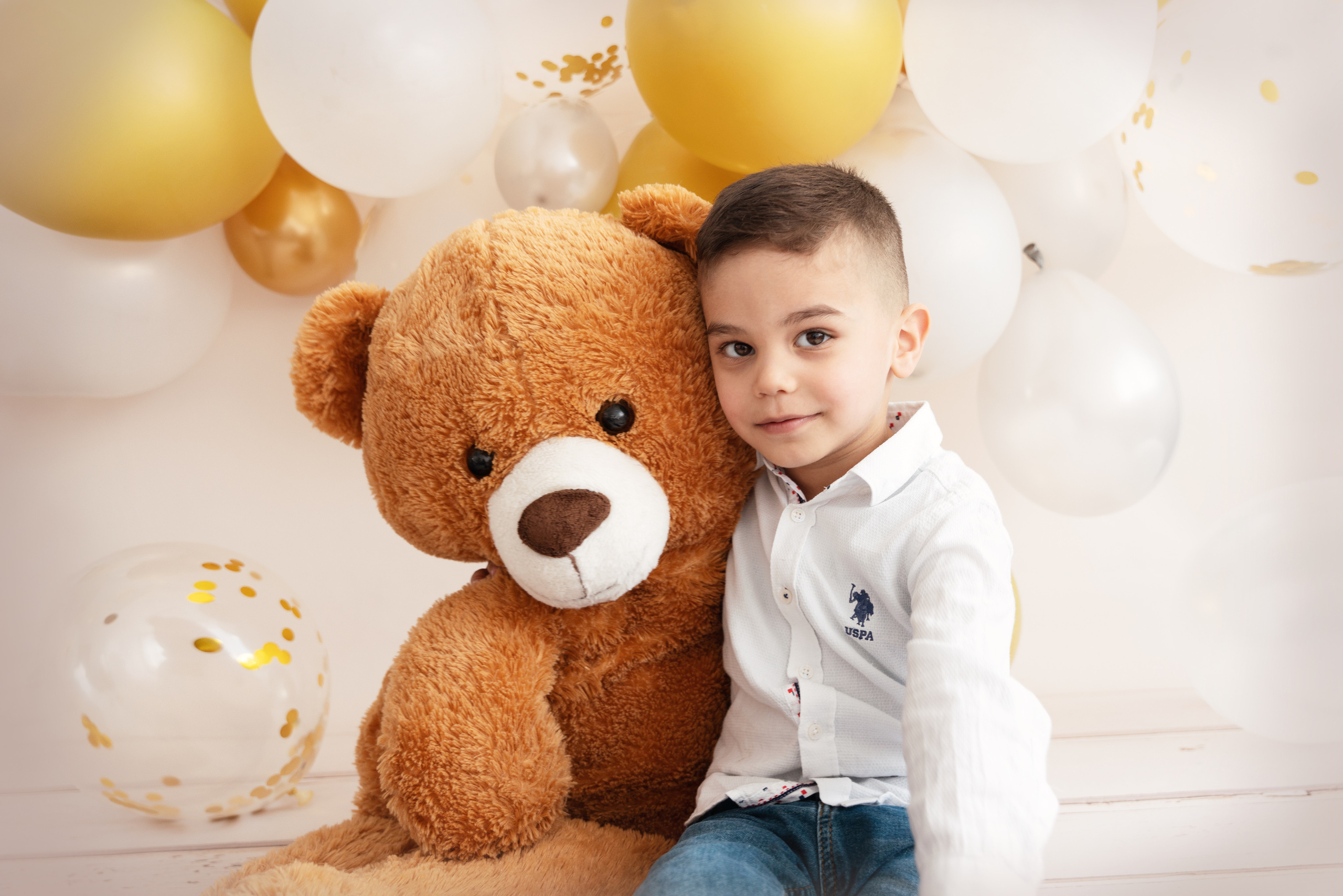 Junge, der roten Bären umarmt