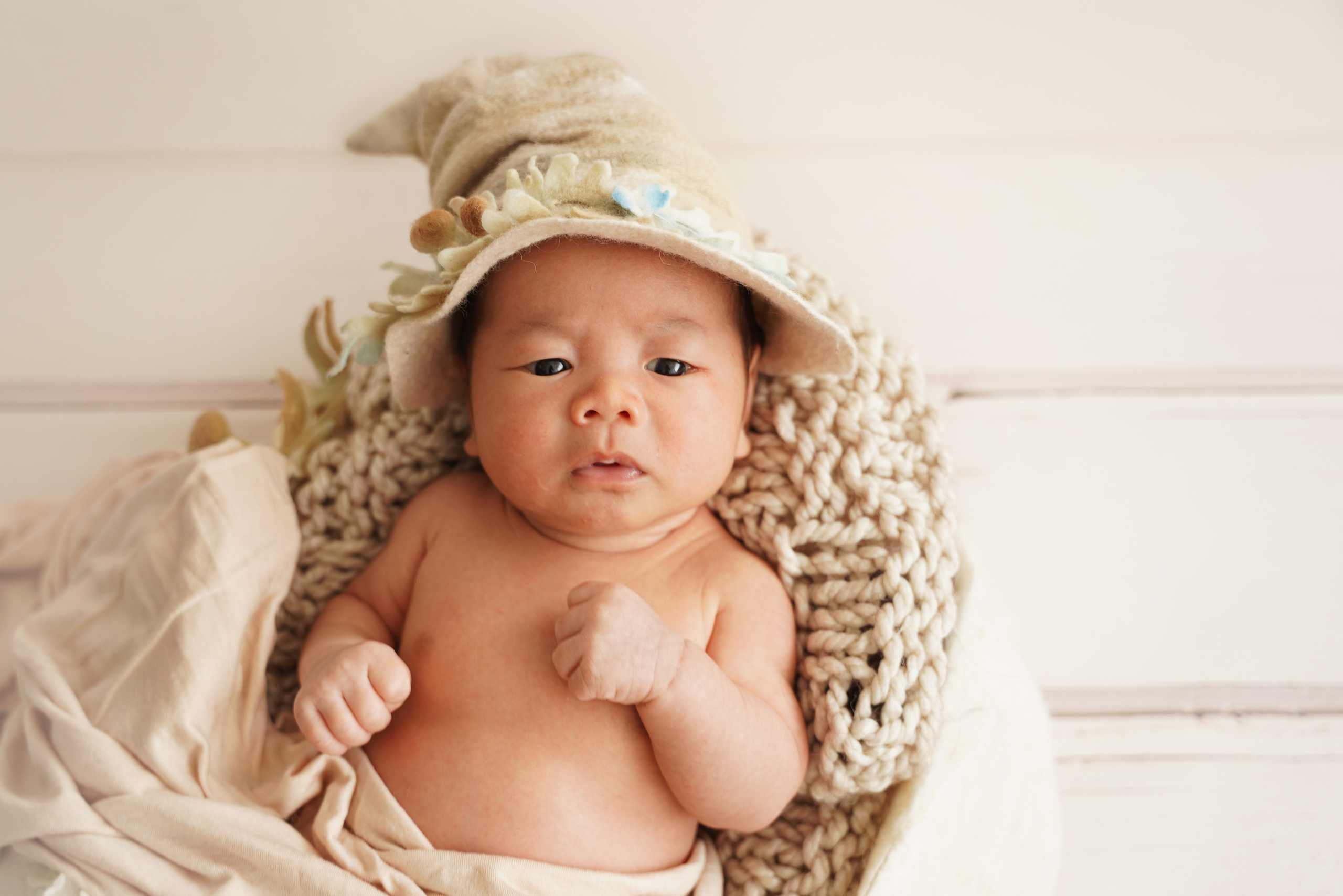 kreatives Fotoshooting des Kindes mit einem Zauberhut