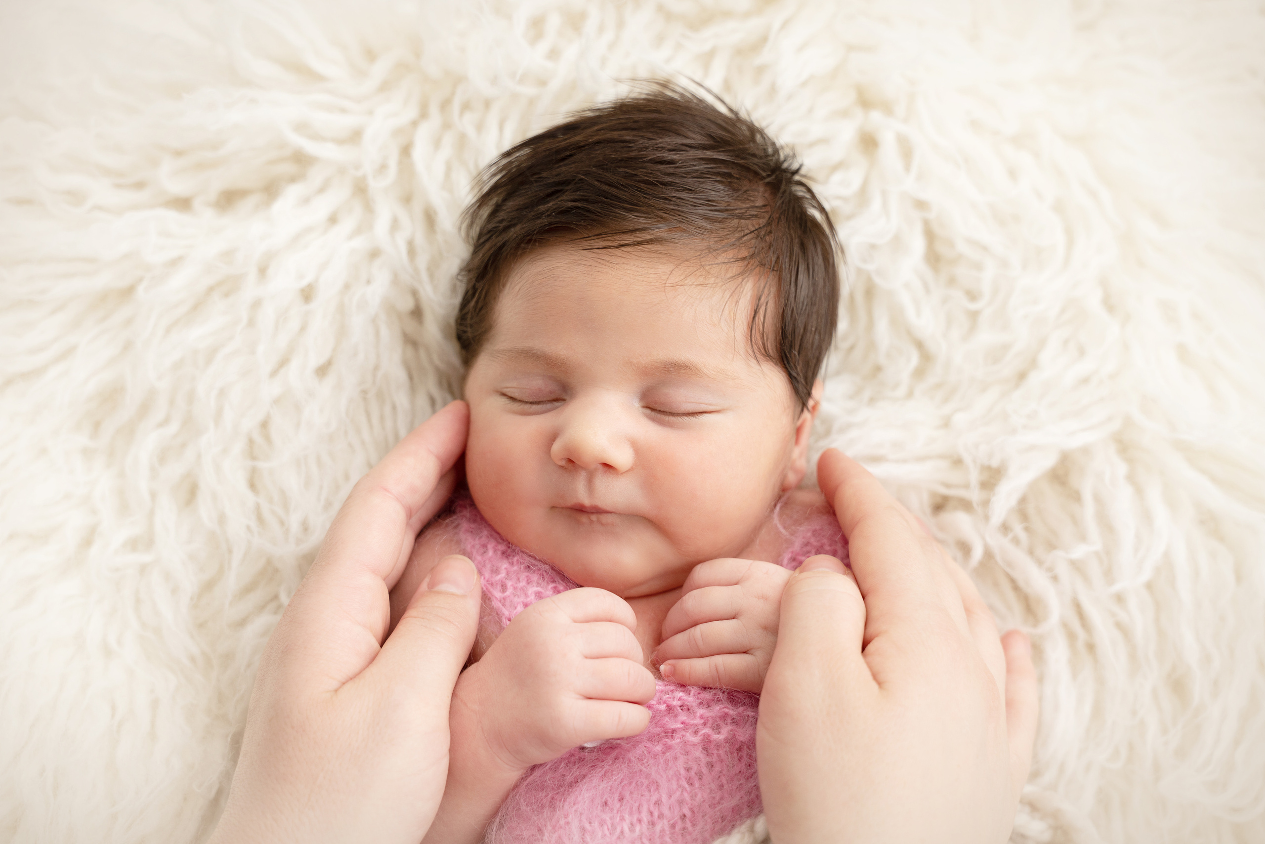 mamas hände beruhigen das mädchen