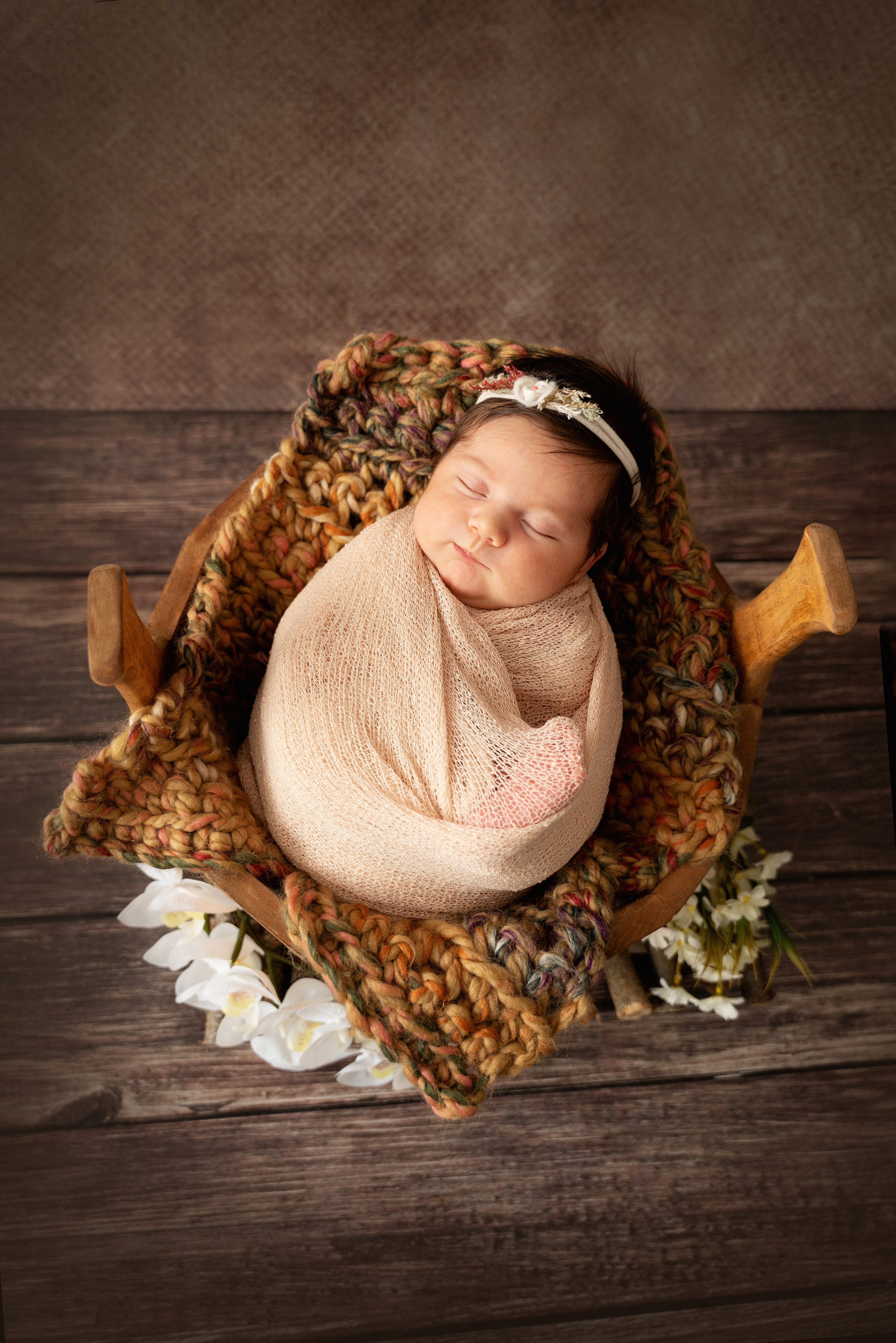 Fotosession eines neugeborenen Mädchens. Neugeborenenfotografin und Retoucher in Augsburg Nastassia Schneider