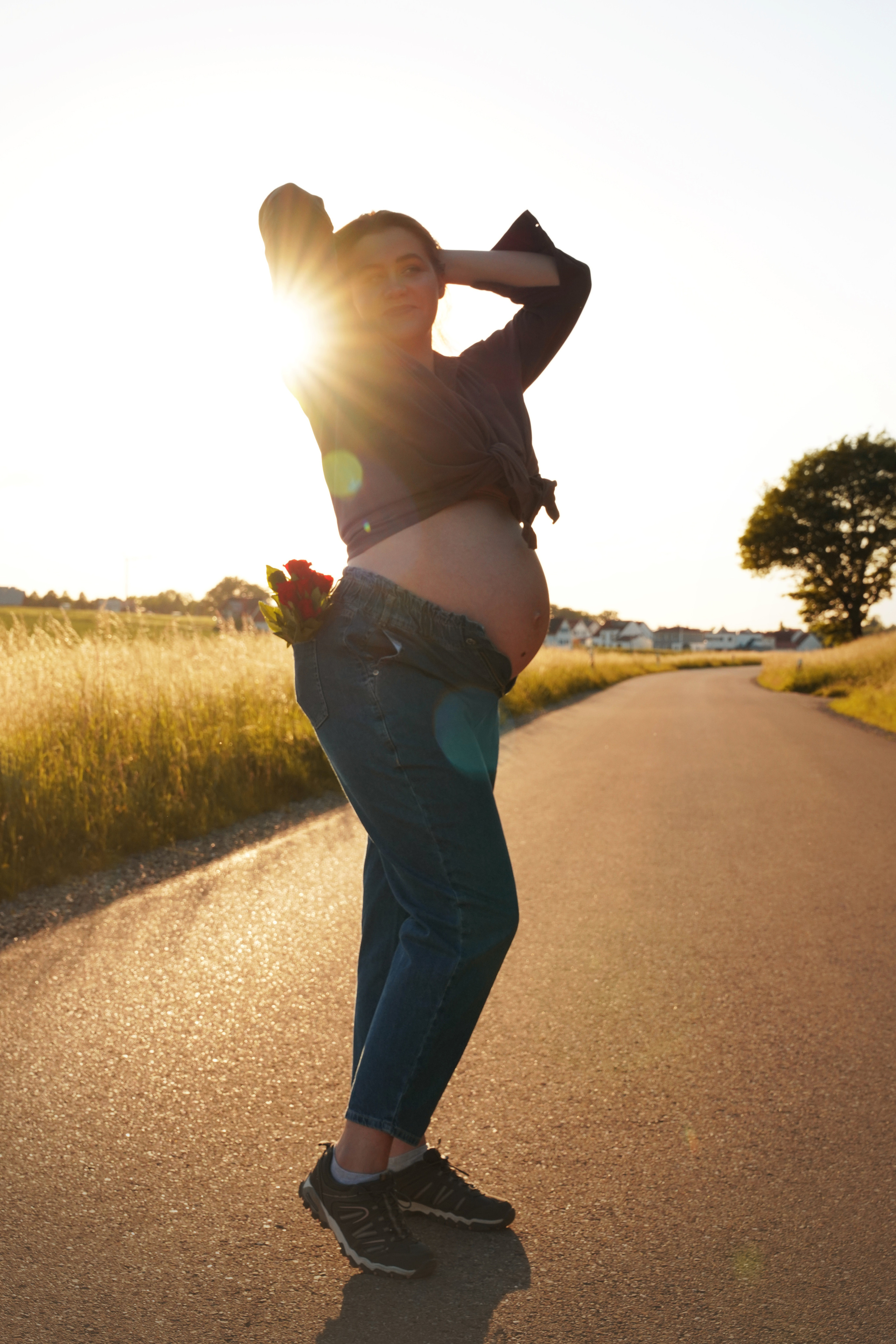 Babybauchshooting in Augsburg bei Sonnenuntergang
