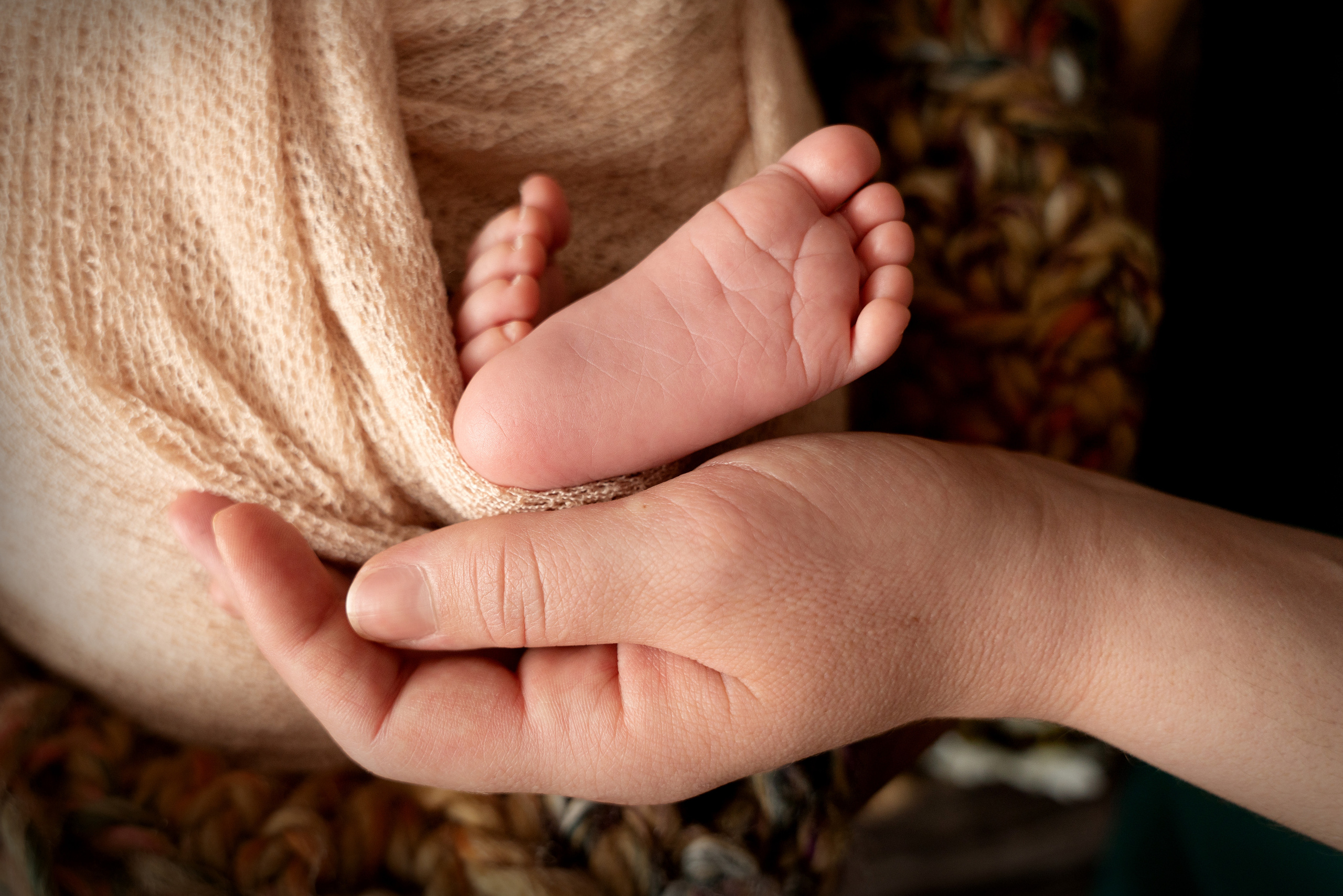 auf dem Arm der Mutter liegt das Bein ihrer Tochter