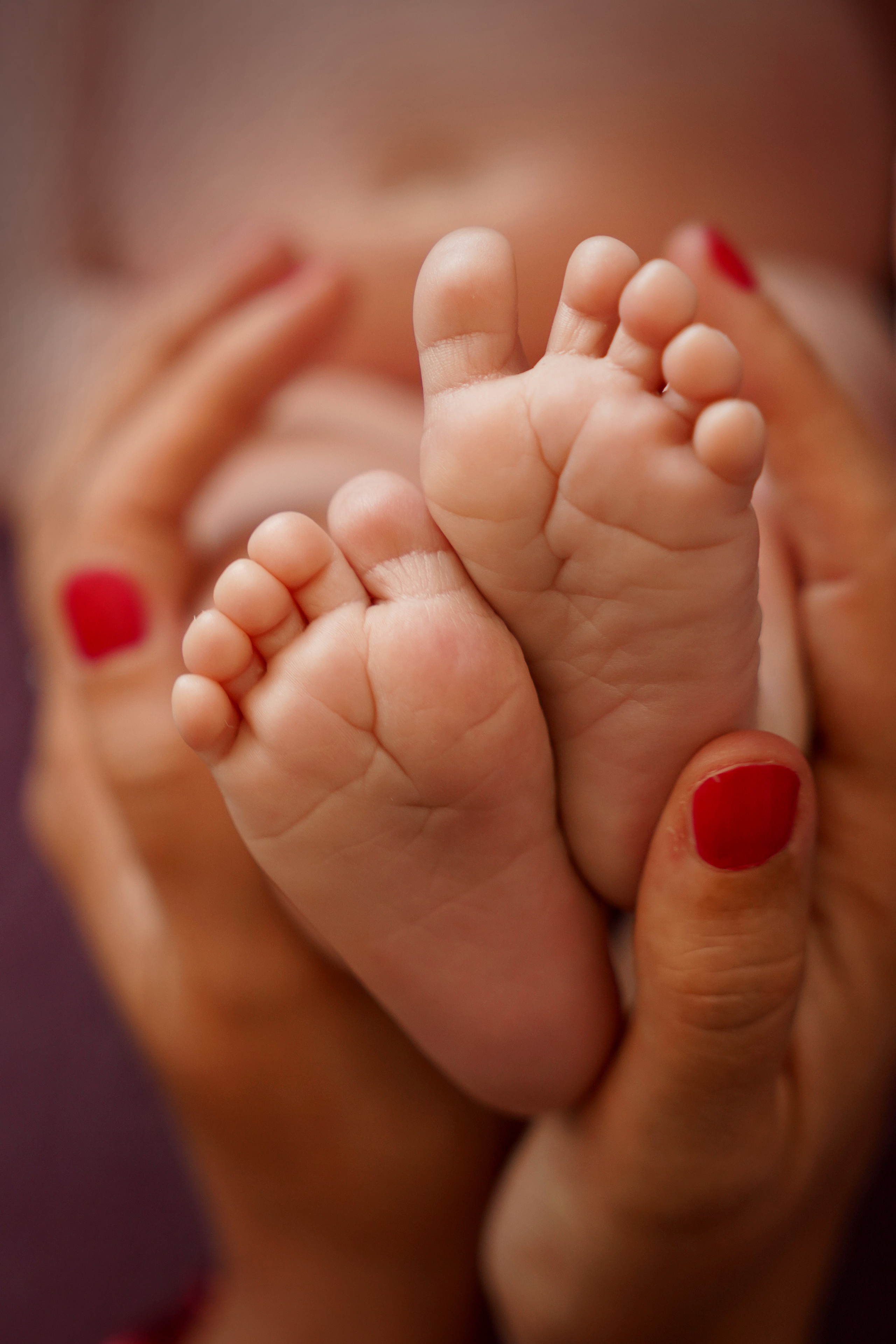 Fersen in den gepflegten Händen der Mutter